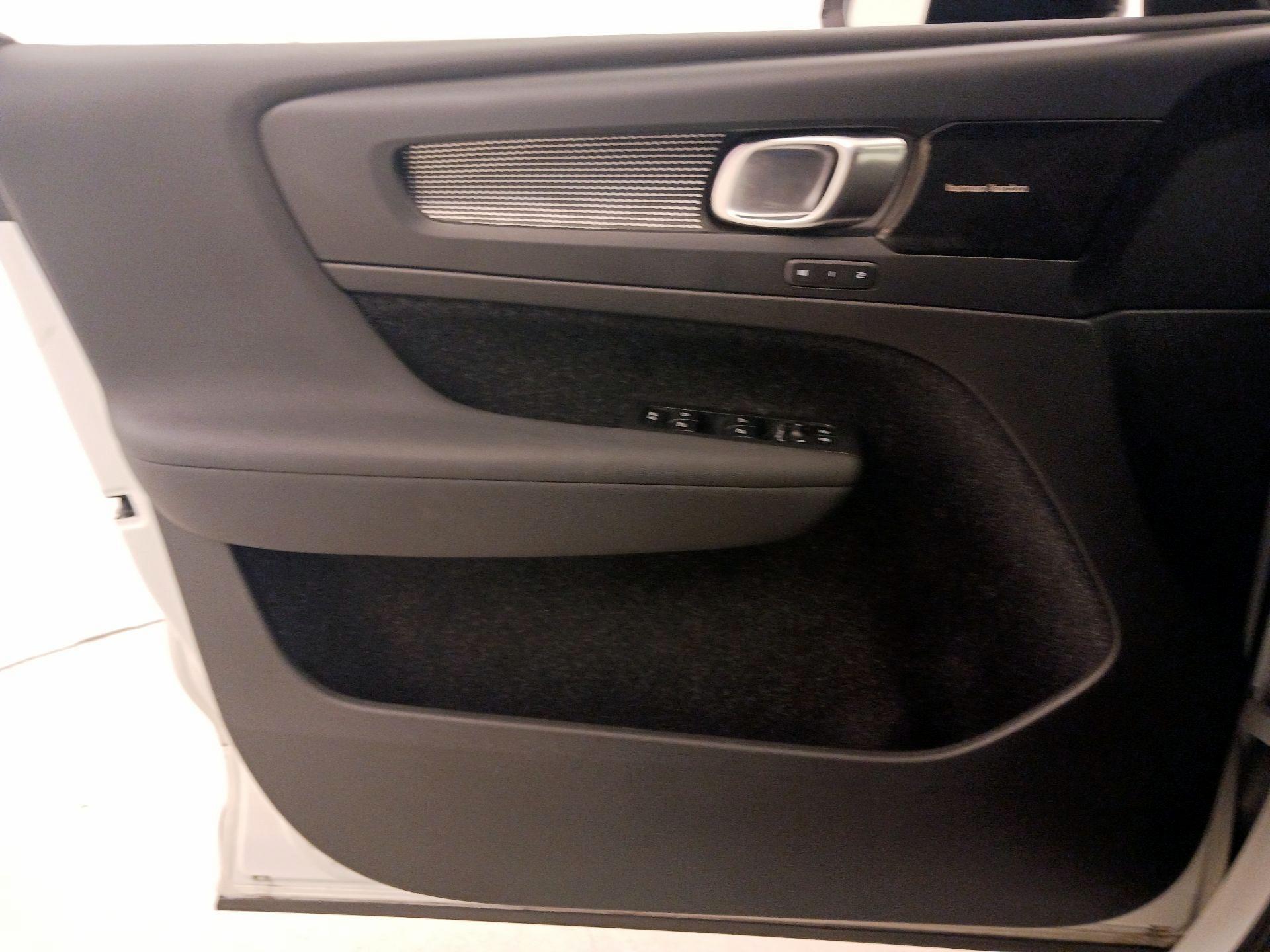 Thumbnail: 2021 Volvo XC40 - 12