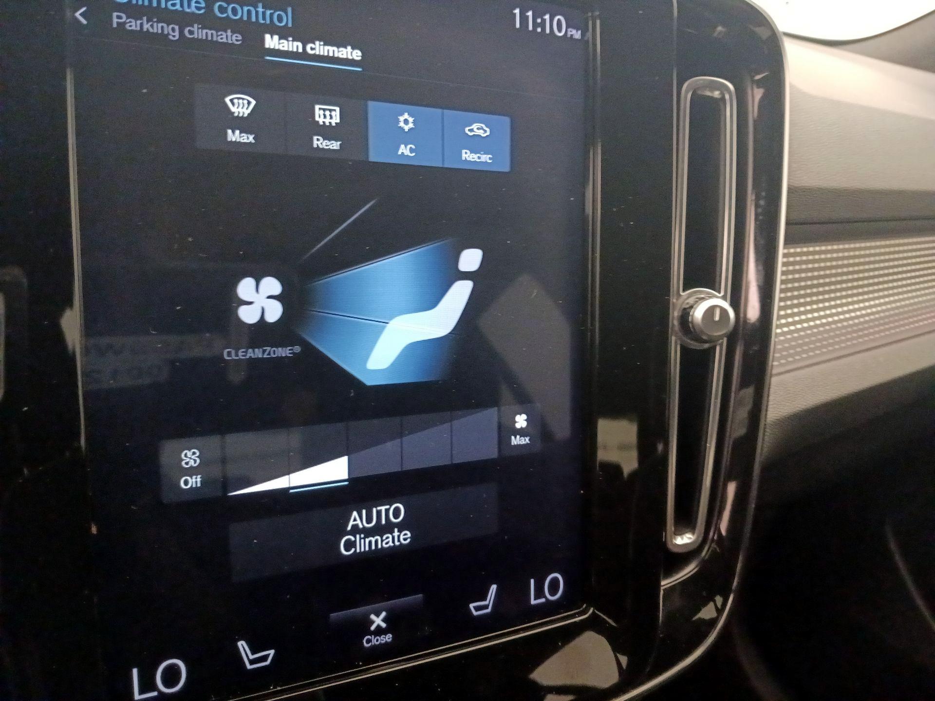 Thumbnail: 2021 Volvo XC40 - 17
