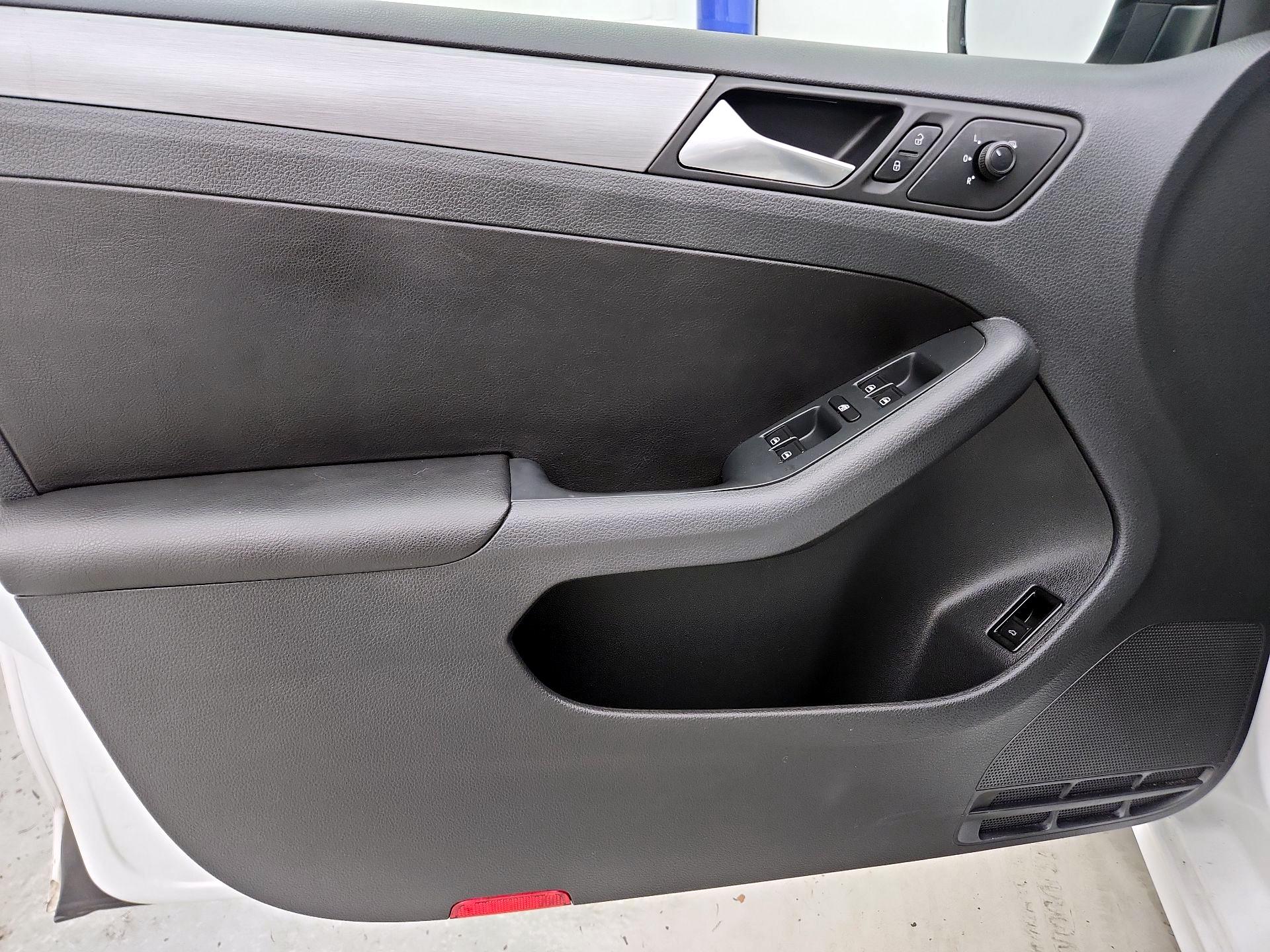 Thumbnail: 2016 Volkswagen Jetta - 12