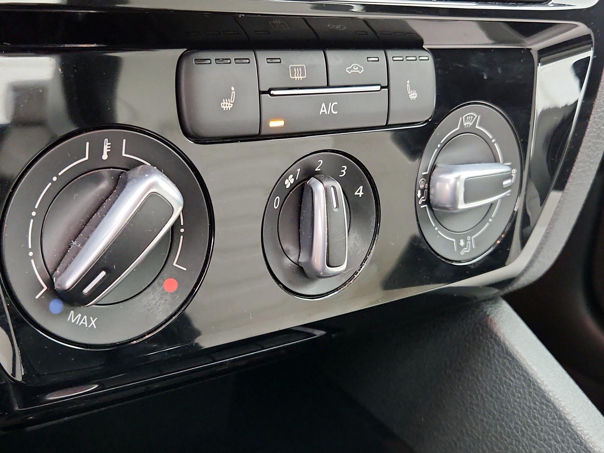 Thumbnail: 2016 Volkswagen Jetta - 16