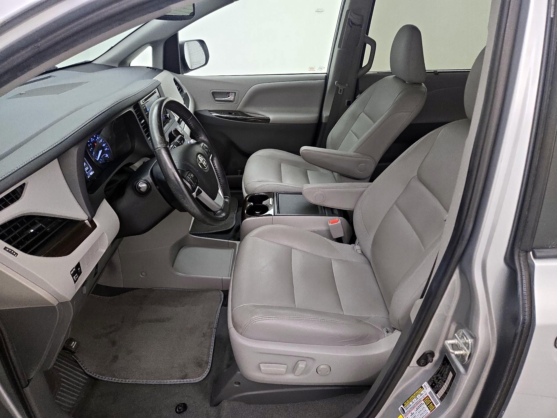 Thumbnail: 2020 Toyota Sienna - 11
