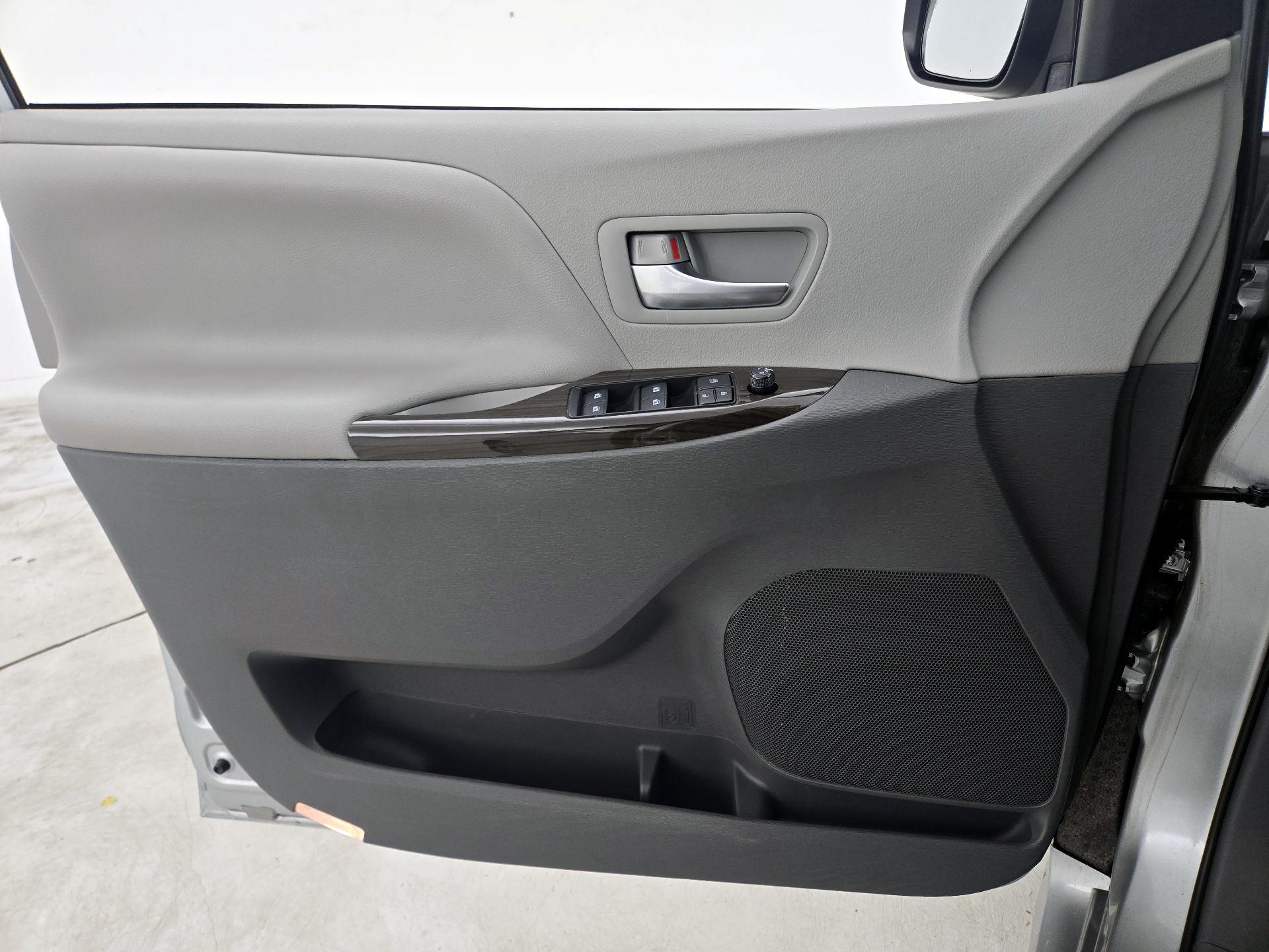 Thumbnail: 2020 Toyota Sienna - 12