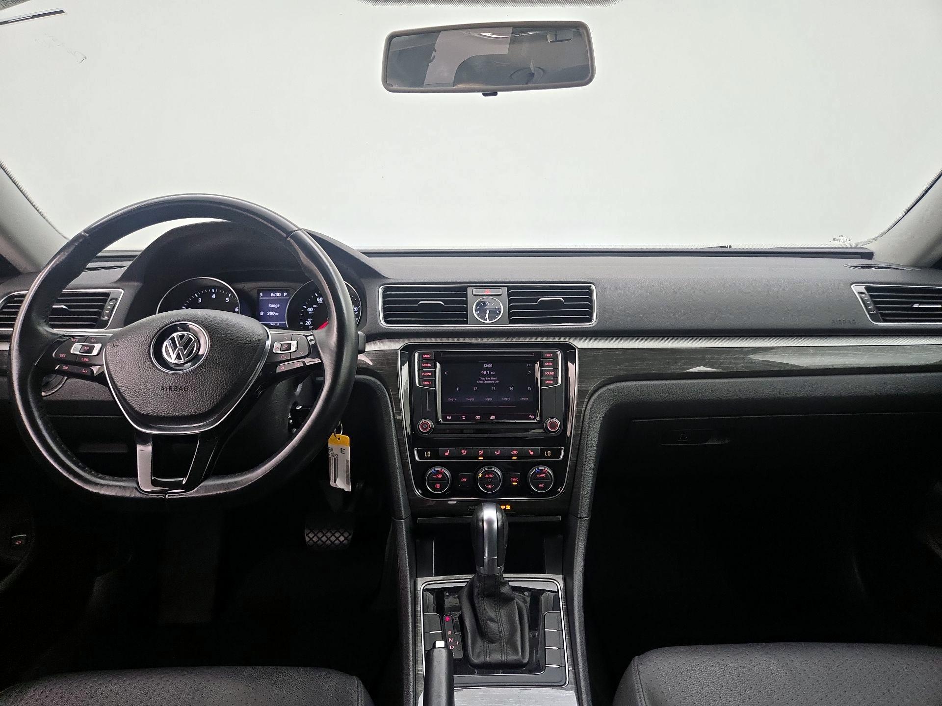 Thumbnail: 2016 Volkswagen Passat - 9