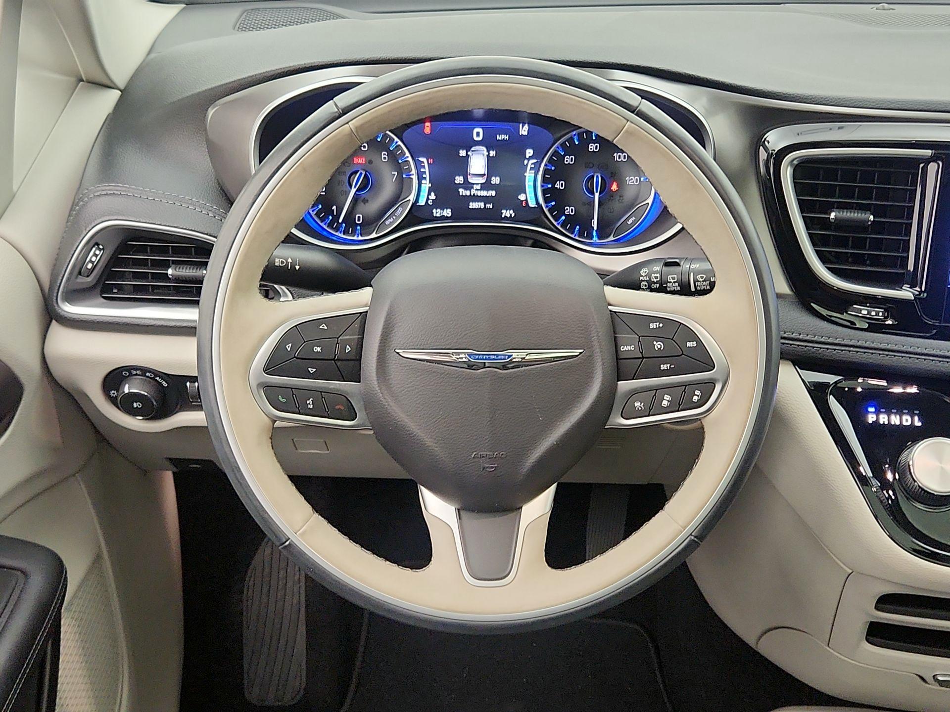 Thumbnail: 2017 Chrysler Pacifica - 10
