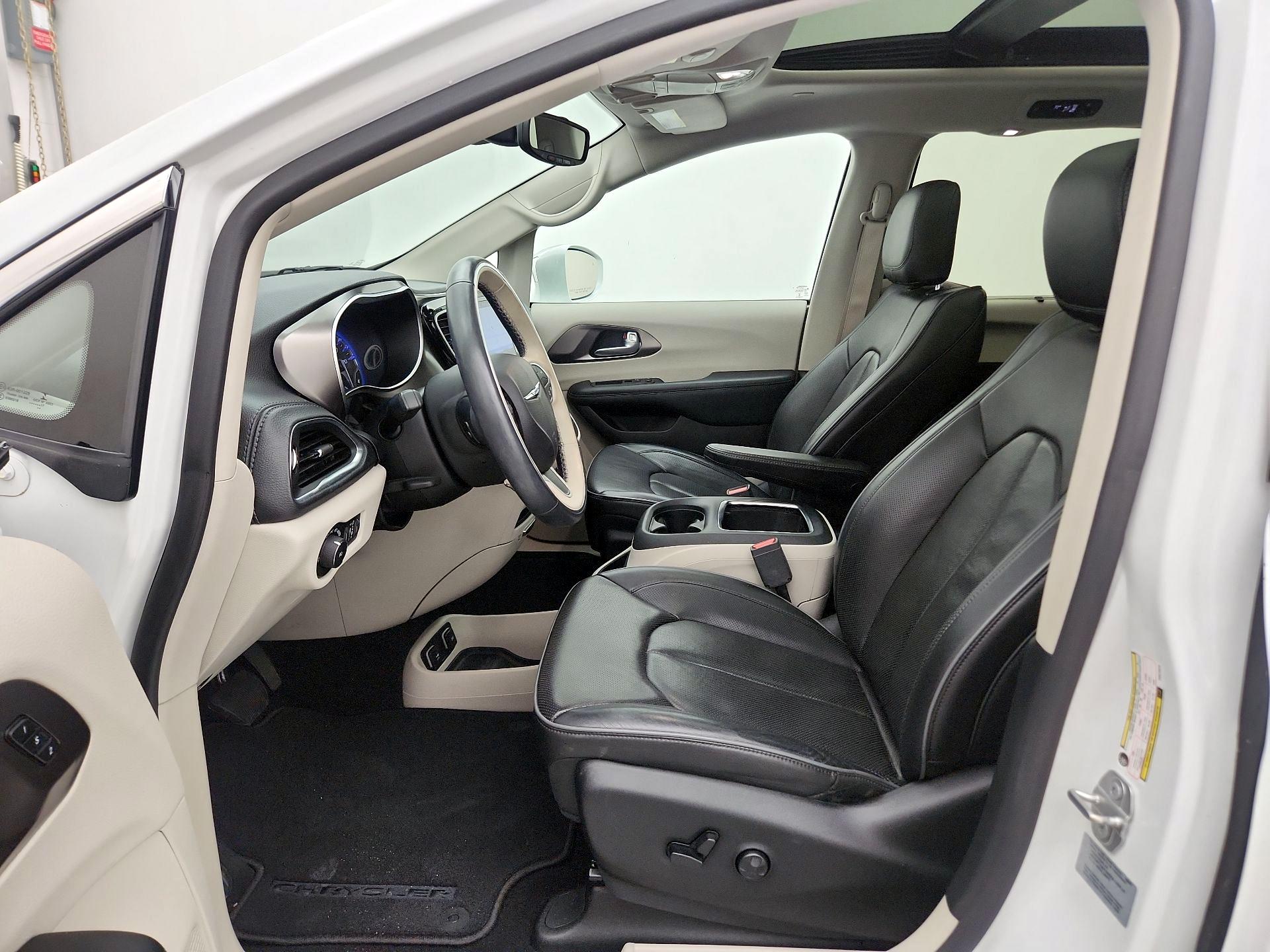 Thumbnail: 2017 Chrysler Pacifica - 11
