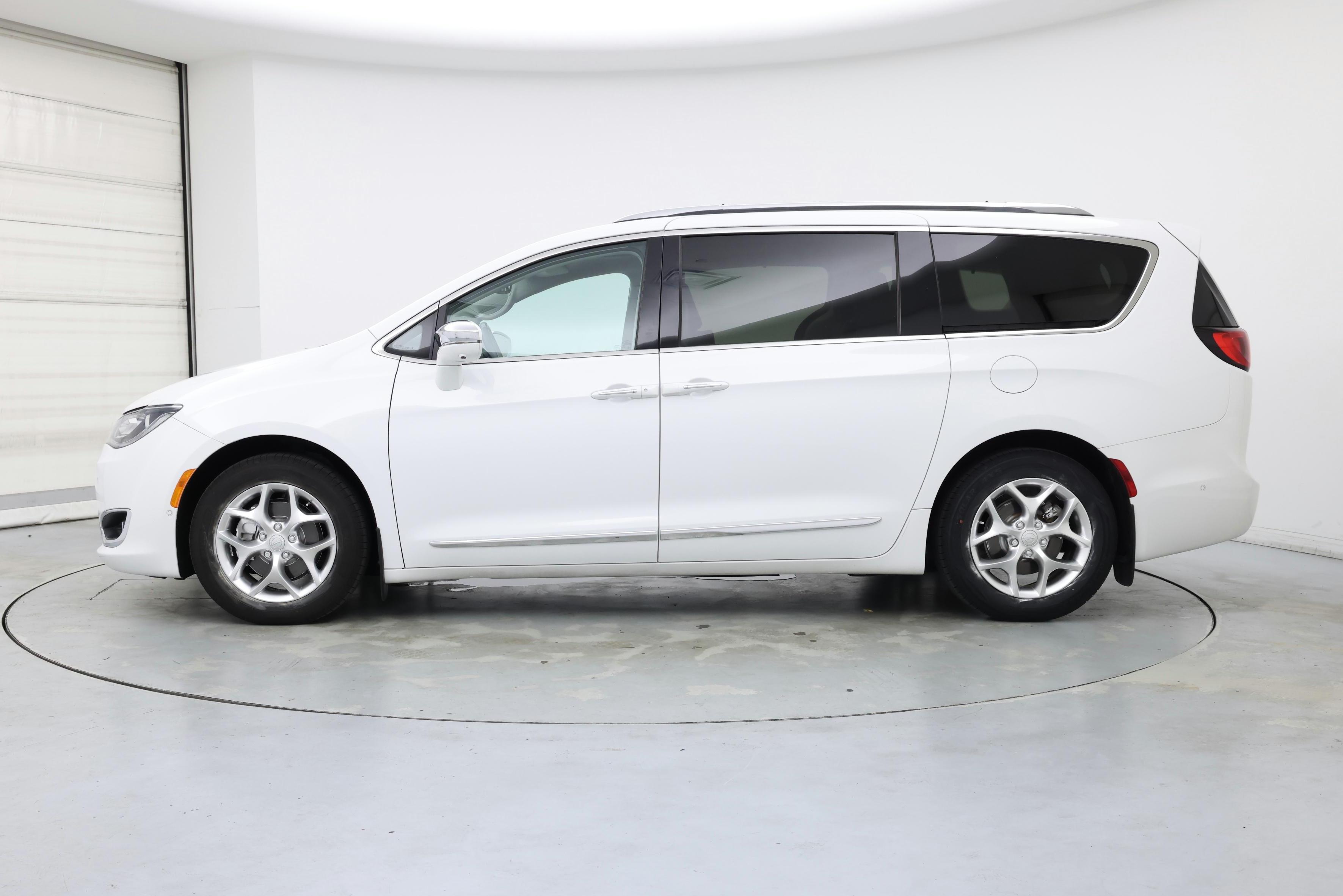Thumbnail: 2017 Chrysler Pacifica - 3
