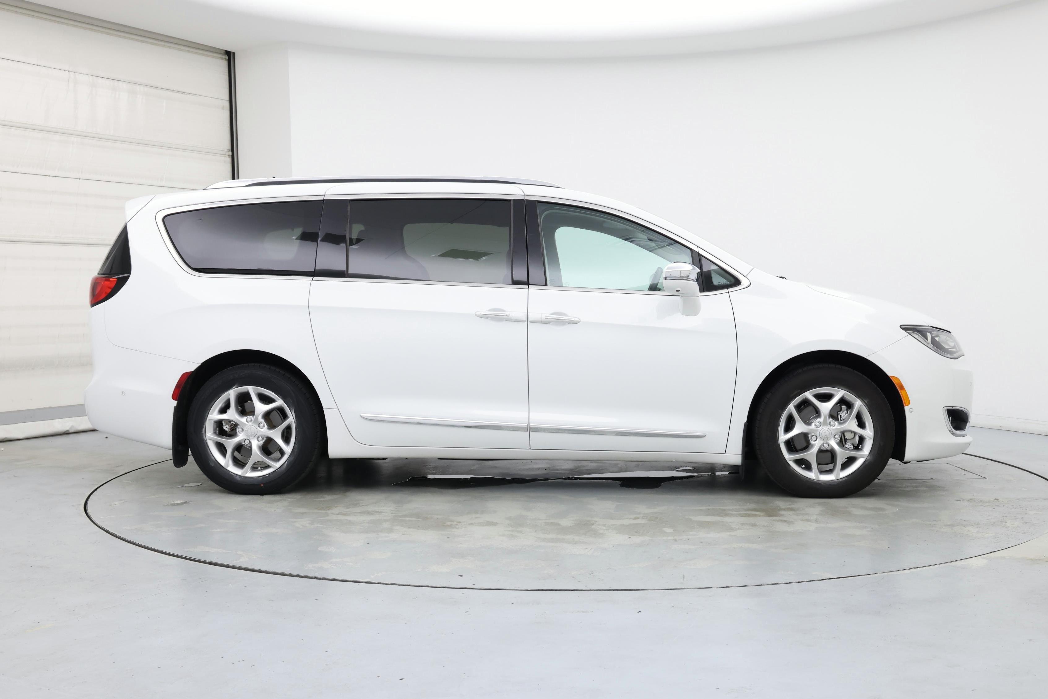 Thumbnail: 2017 Chrysler Pacifica - 7