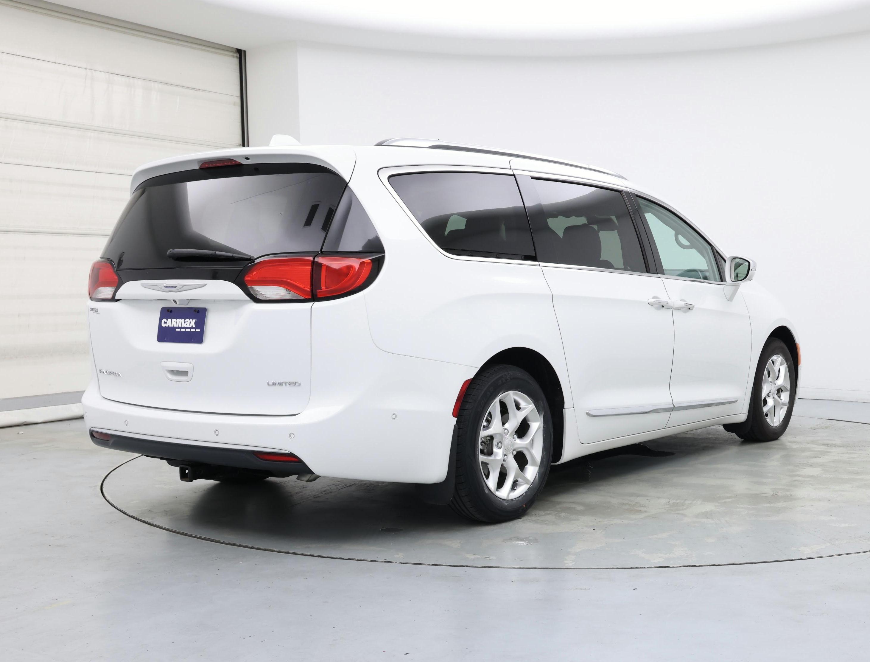 Thumbnail: 2017 Chrysler Pacifica - 8