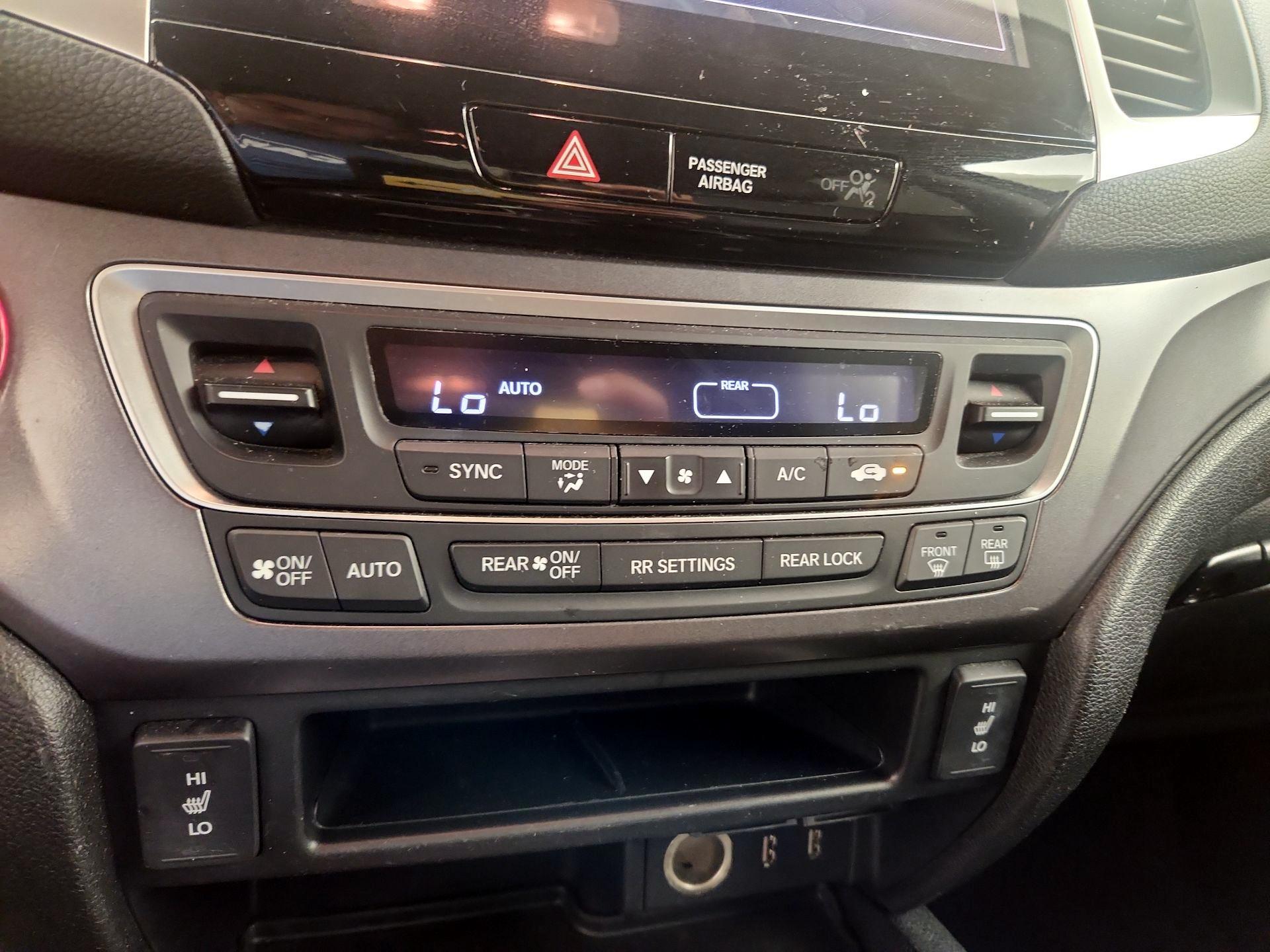 Thumbnail: 2016 Honda Pilot - 16