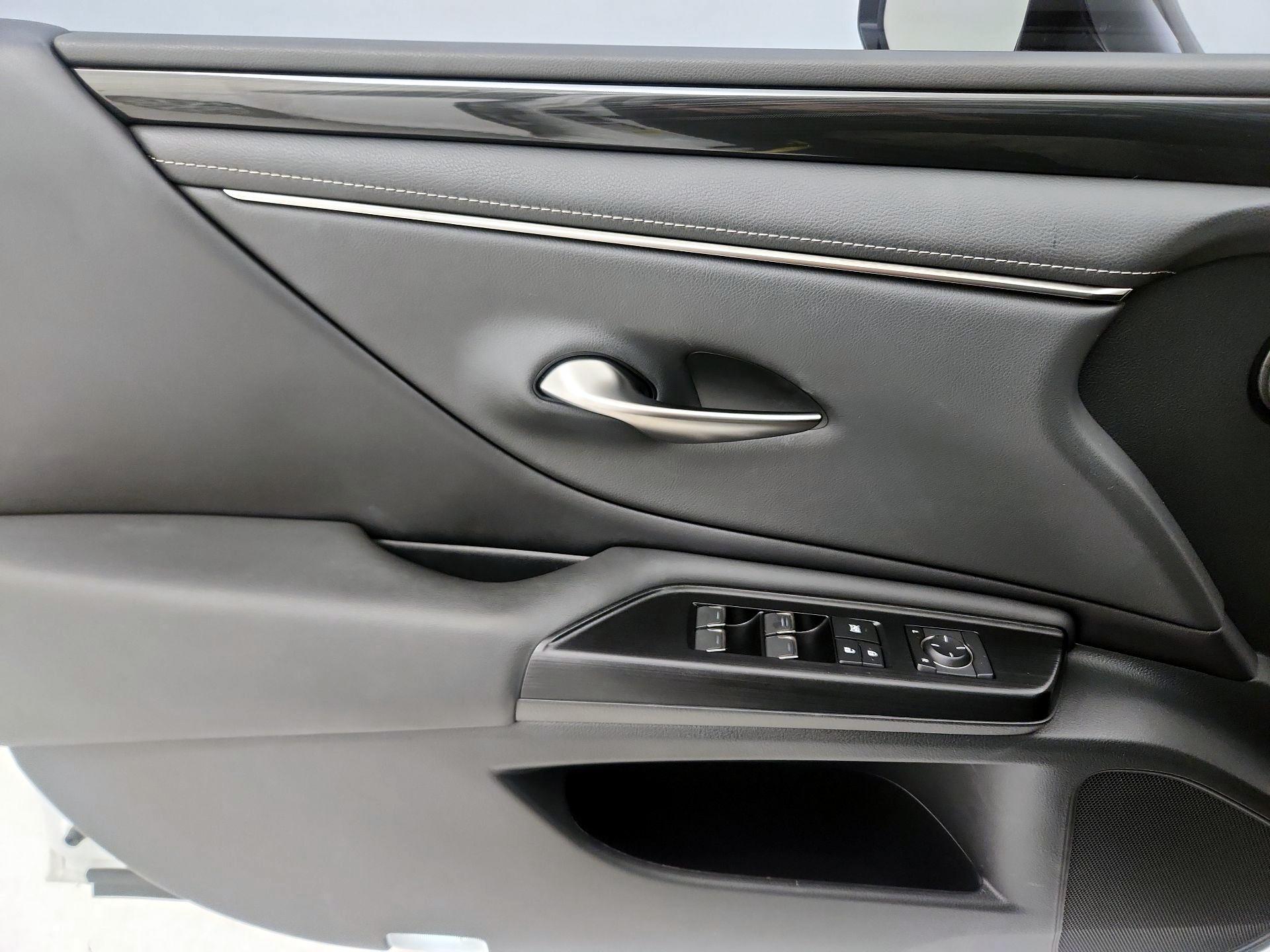 Thumbnail: 2021 Lexus ES - 12