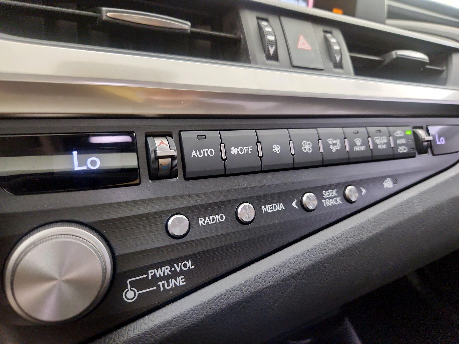 Thumbnail: 2021 Lexus ES - 16
