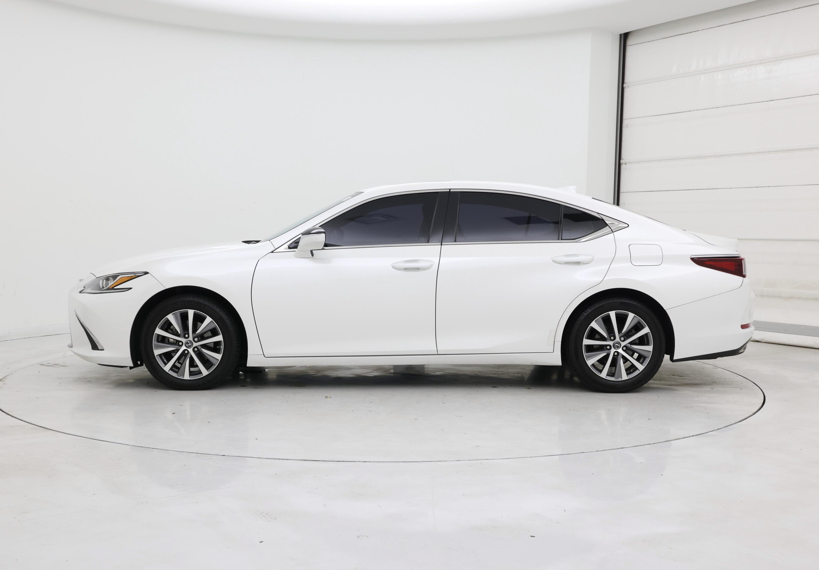 Thumbnail: 2021 Lexus ES - 3