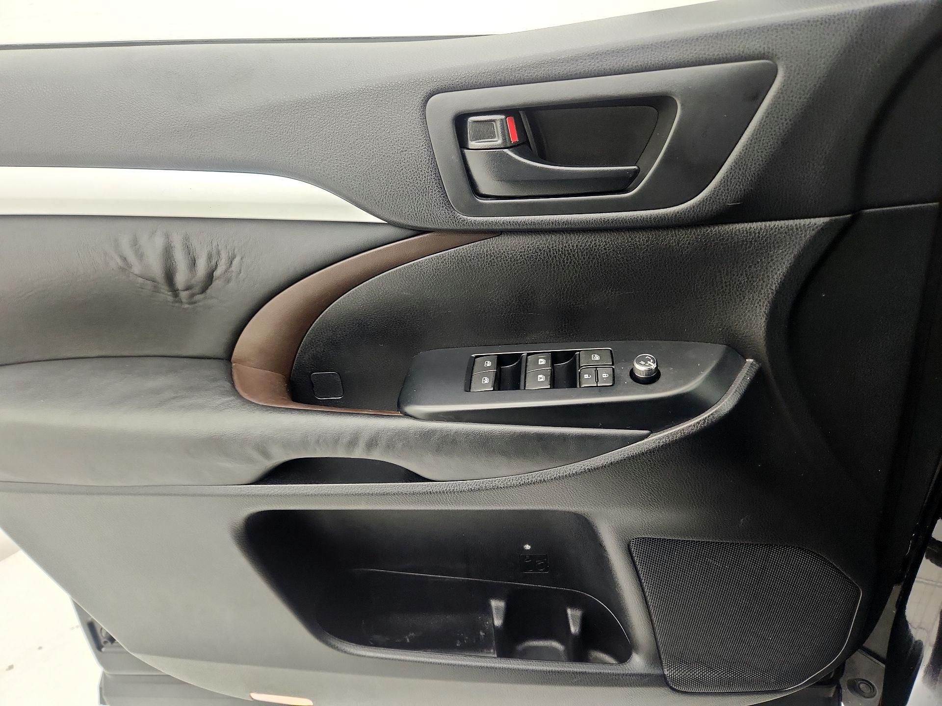 Thumbnail: 2014 Toyota Highlander - 12