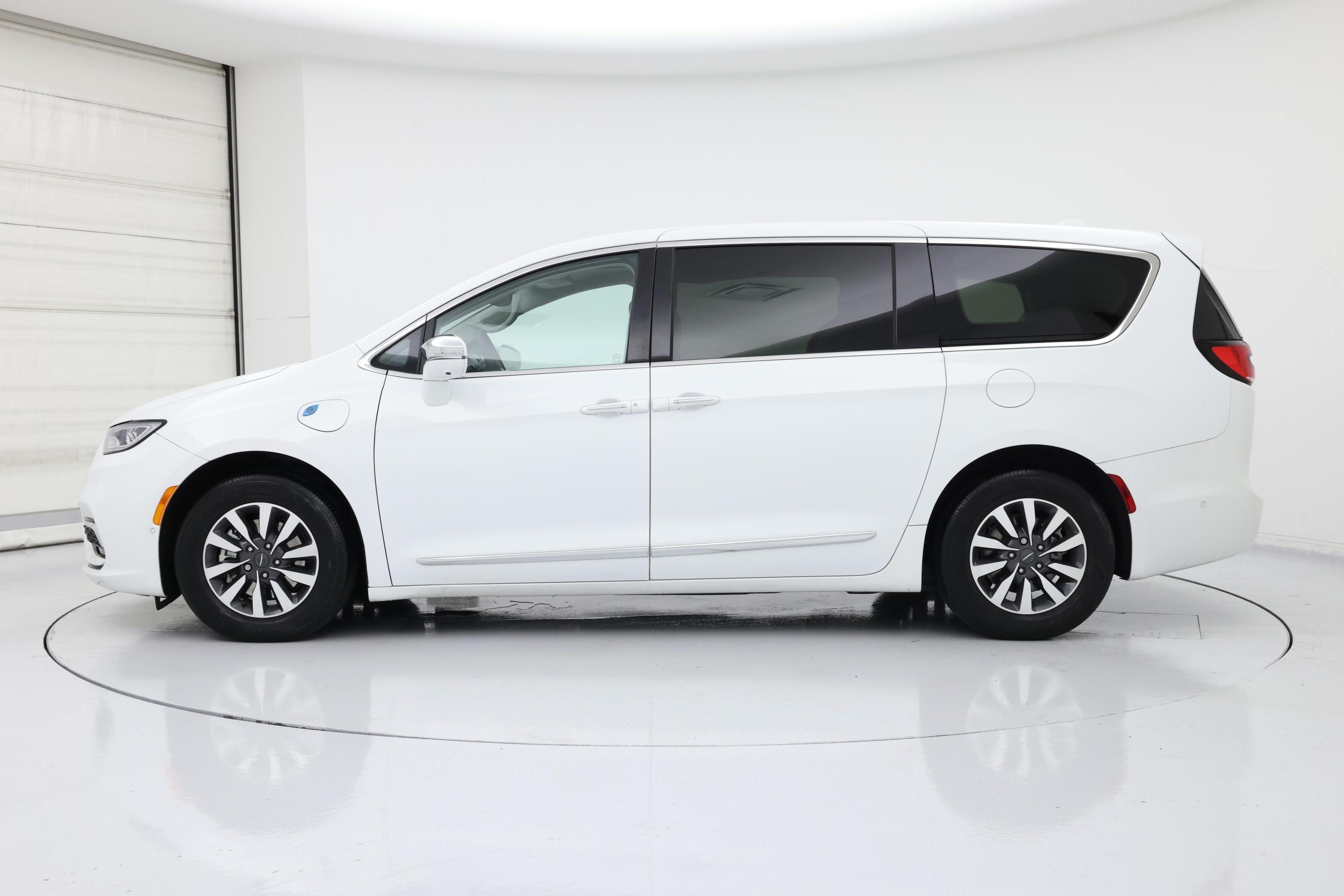 Thumbnail: 2022 Chrysler Pacifica - 3