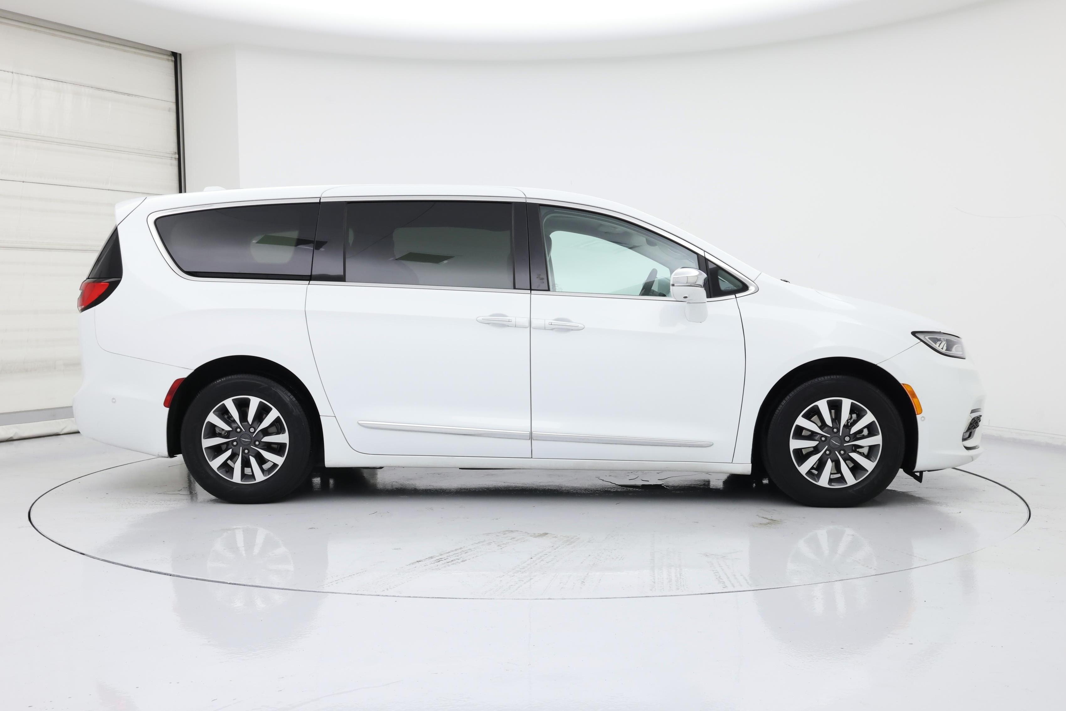Thumbnail: 2022 Chrysler Pacifica - 7