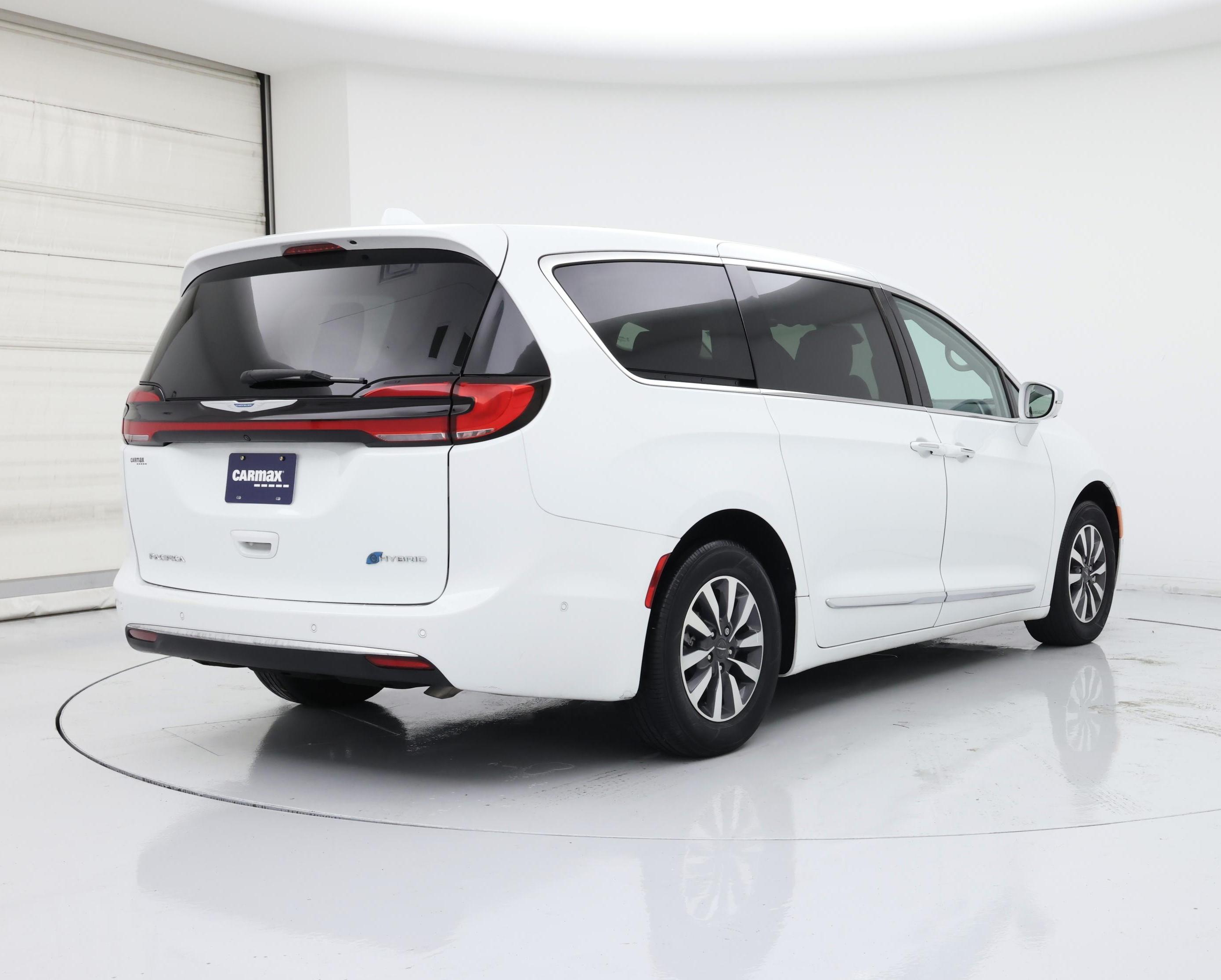 Thumbnail: 2022 Chrysler Pacifica - 8