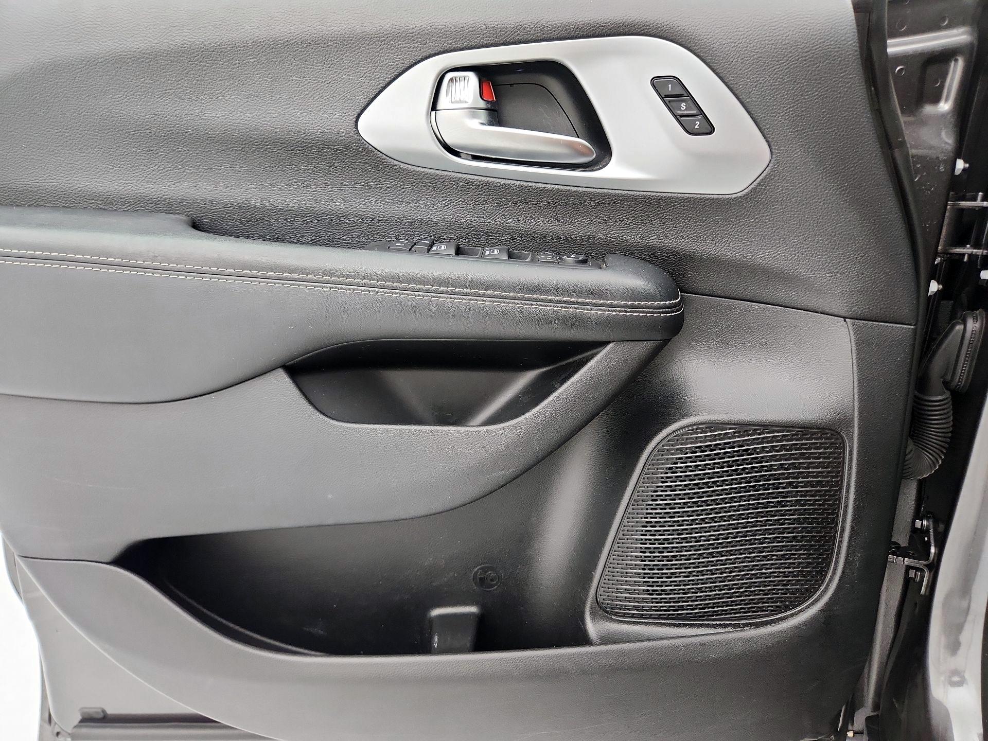 Thumbnail: 2020 Chrysler Pacifica - 12