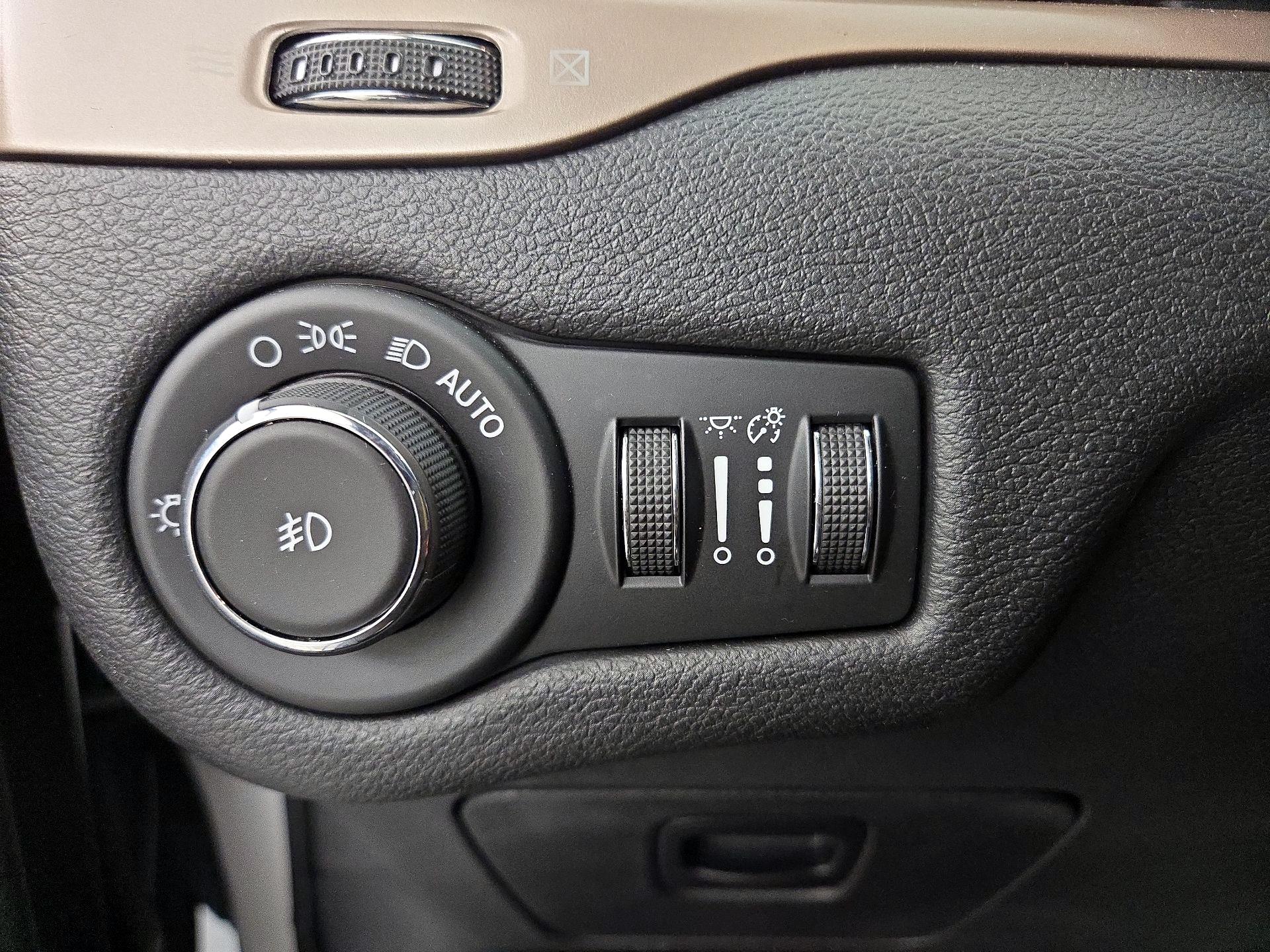 Thumbnail: 2017 Jeep Cherokee - 13