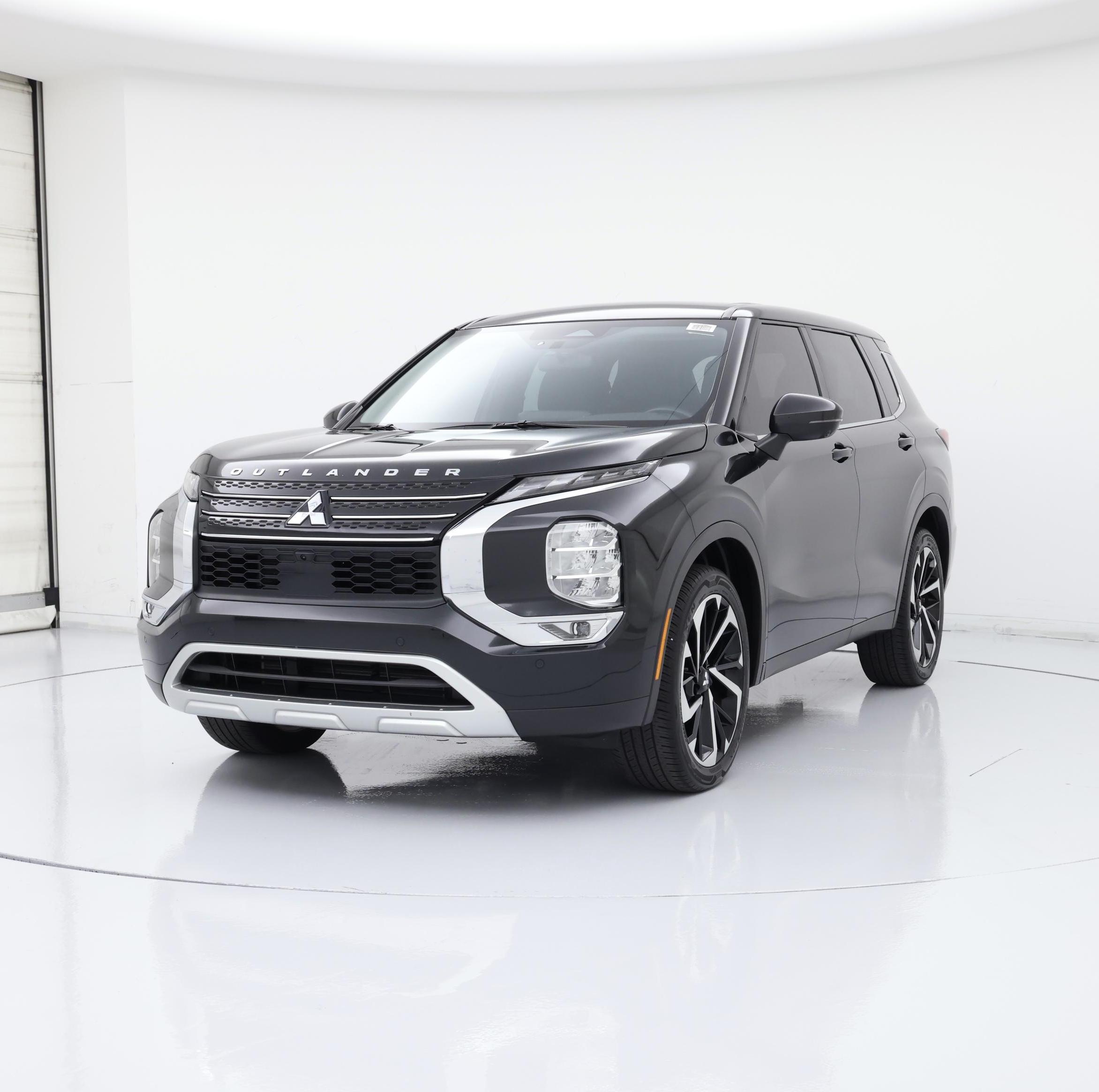 Thumbnail: 2023 Mitsubishi Outlander - 4