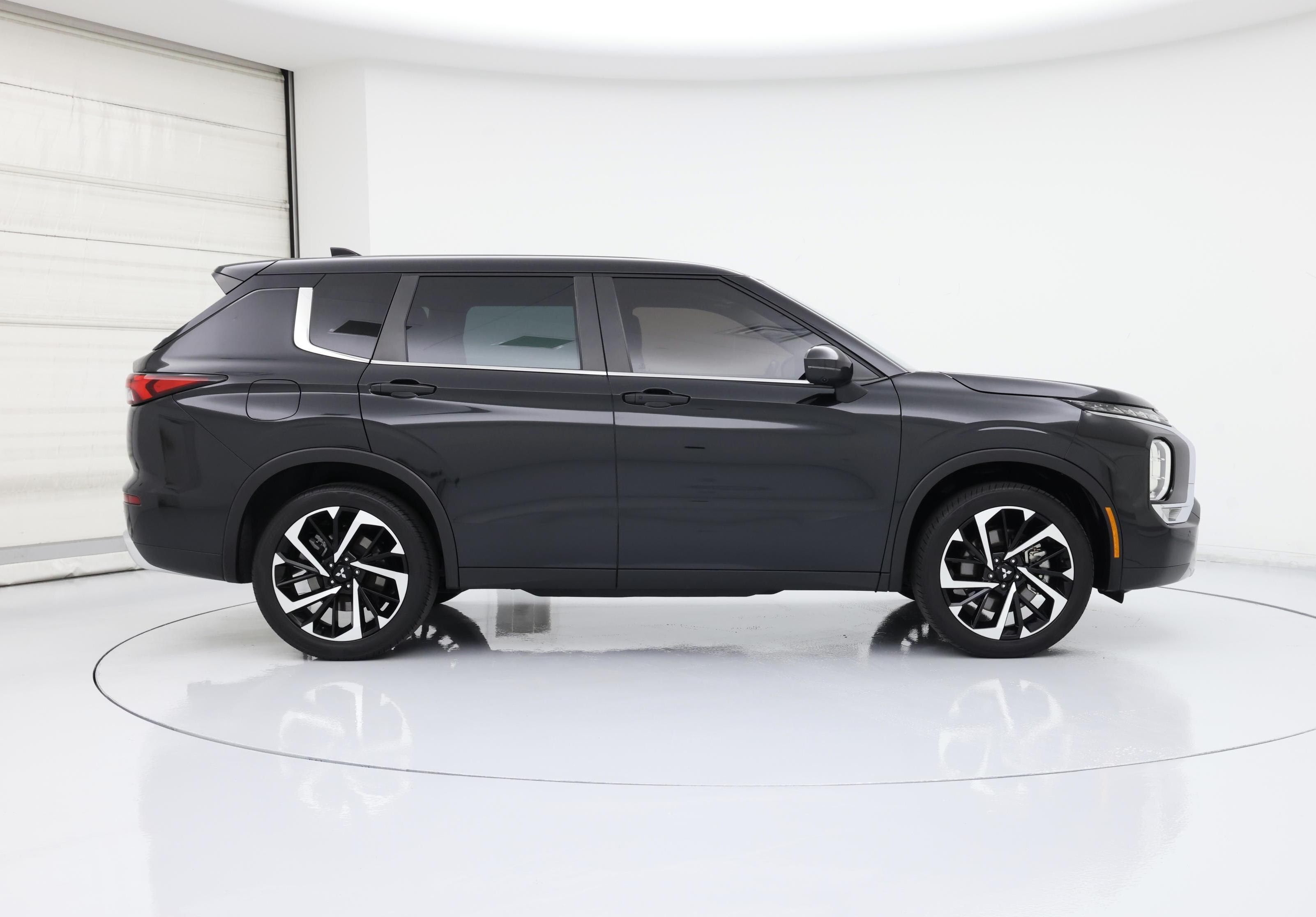 Thumbnail: 2023 Mitsubishi Outlander - 7