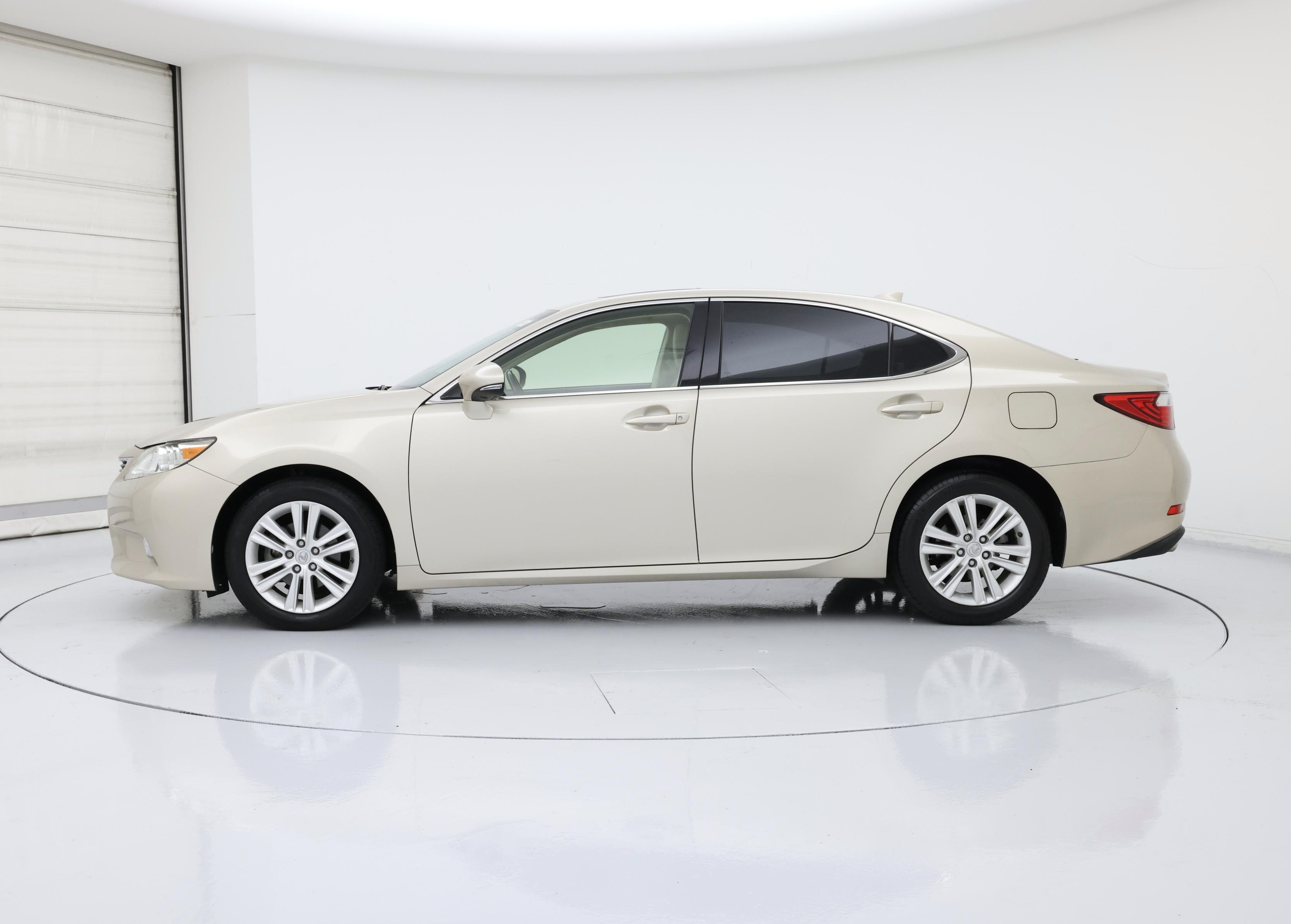 Thumbnail: 2015 Lexus ES - 3