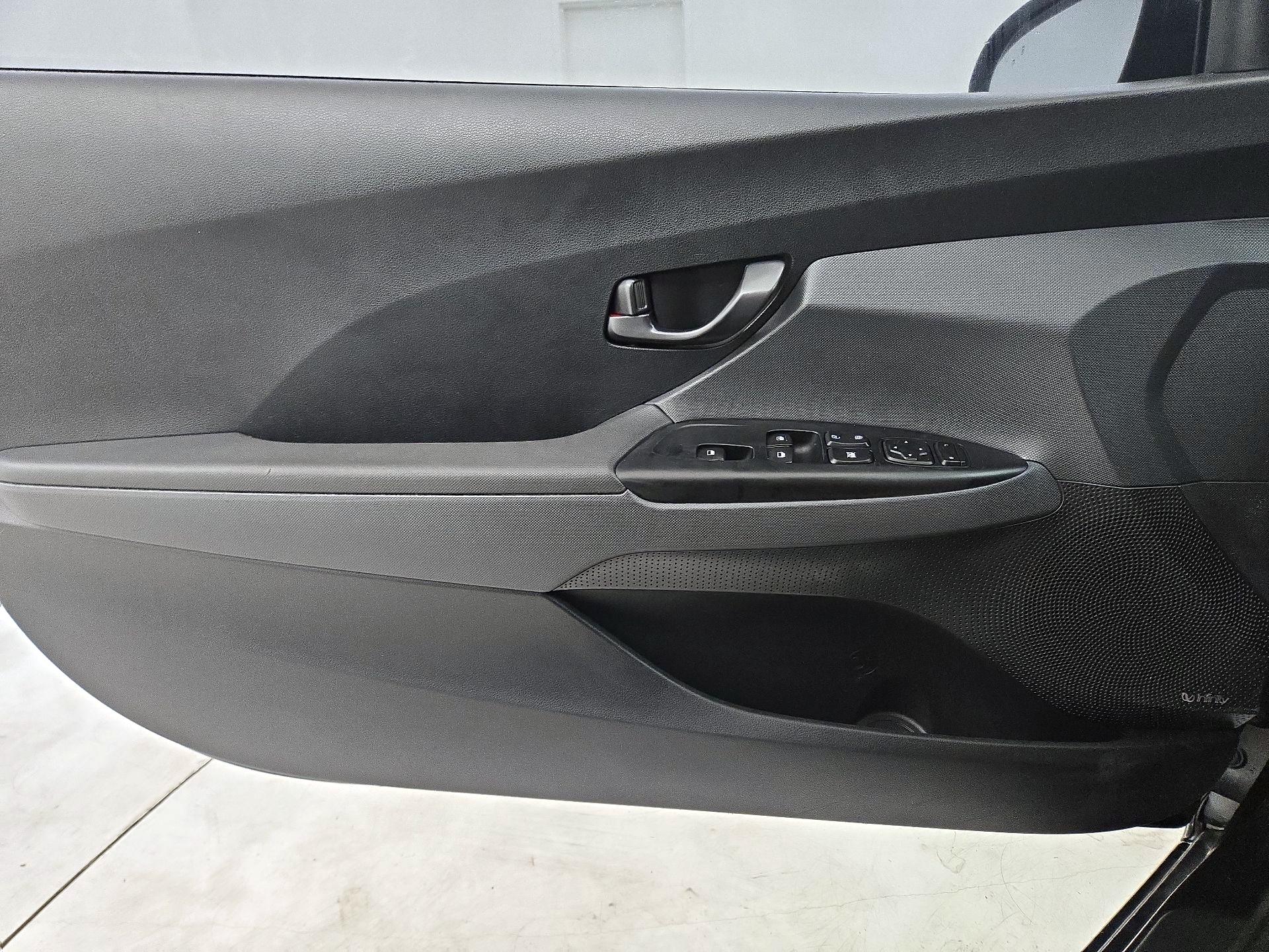 Thumbnail: 2020 Hyundai Veloster - 10