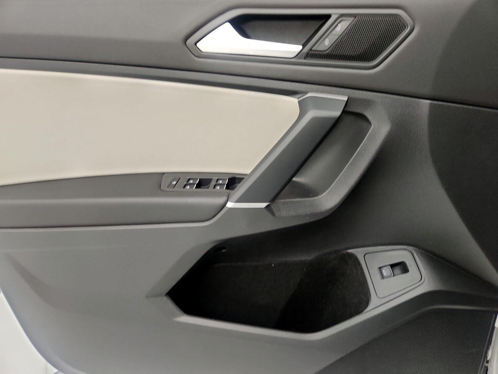 Thumbnail: 2020 Volkswagen Tiguan - 12