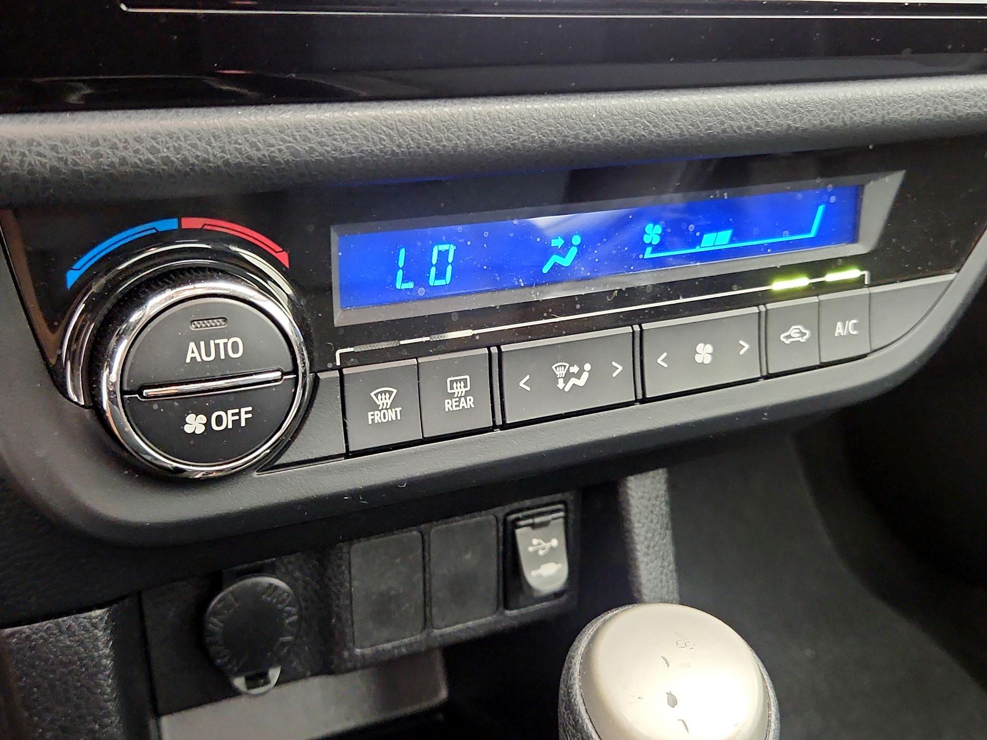 Thumbnail: 2015 Toyota Corolla - 16