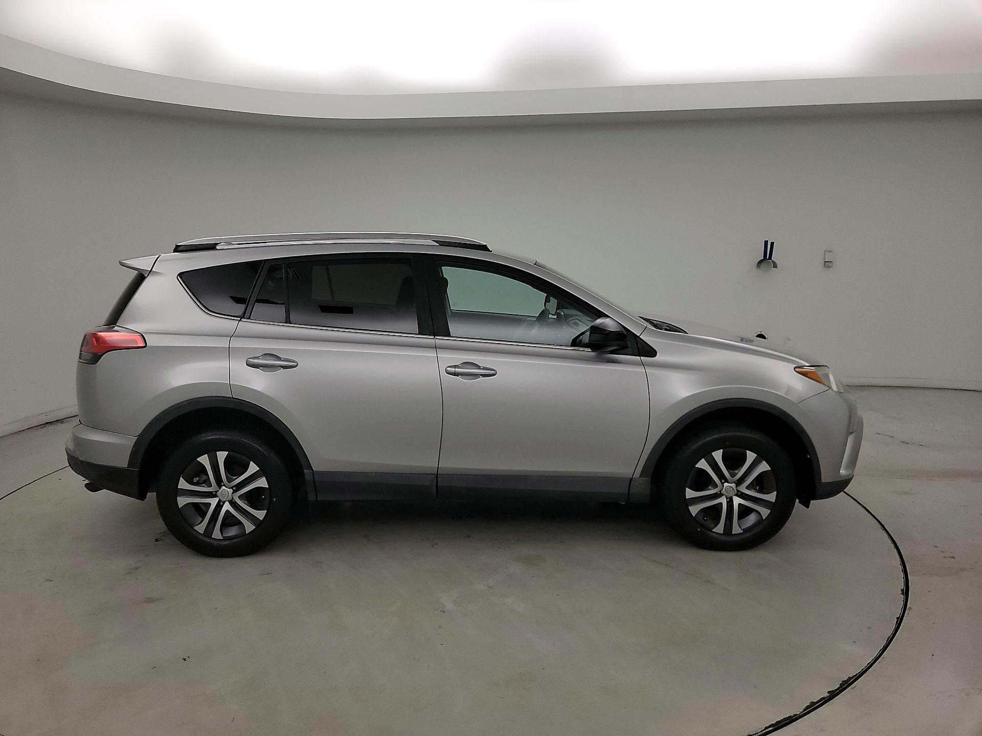 Thumbnail: 2017 Toyota RAV4 - 4