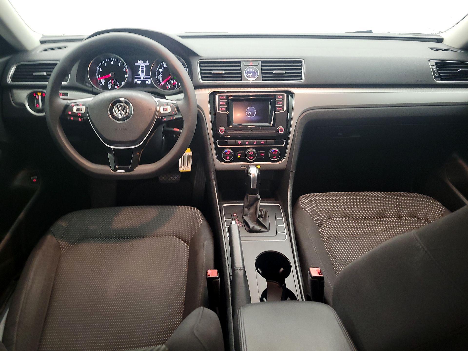 Thumbnail: 2016 Volkswagen Passat - 9