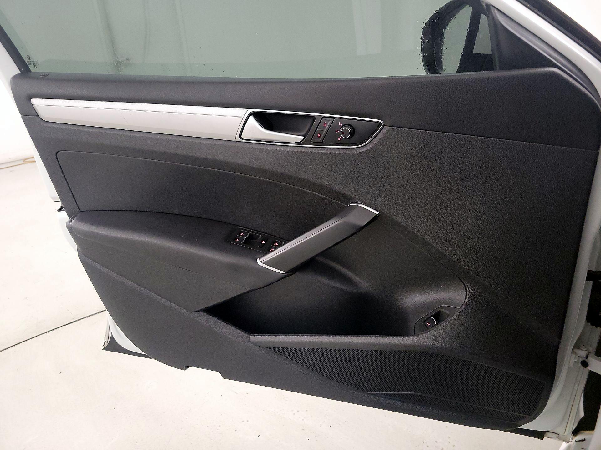 Thumbnail: 2016 Volkswagen Passat - 12