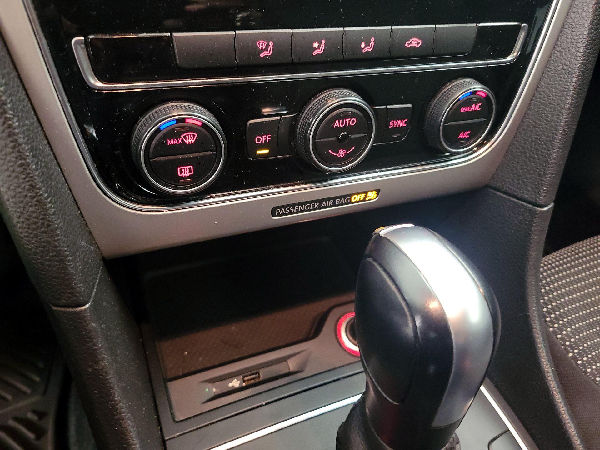 Thumbnail: 2016 Volkswagen Passat - 16