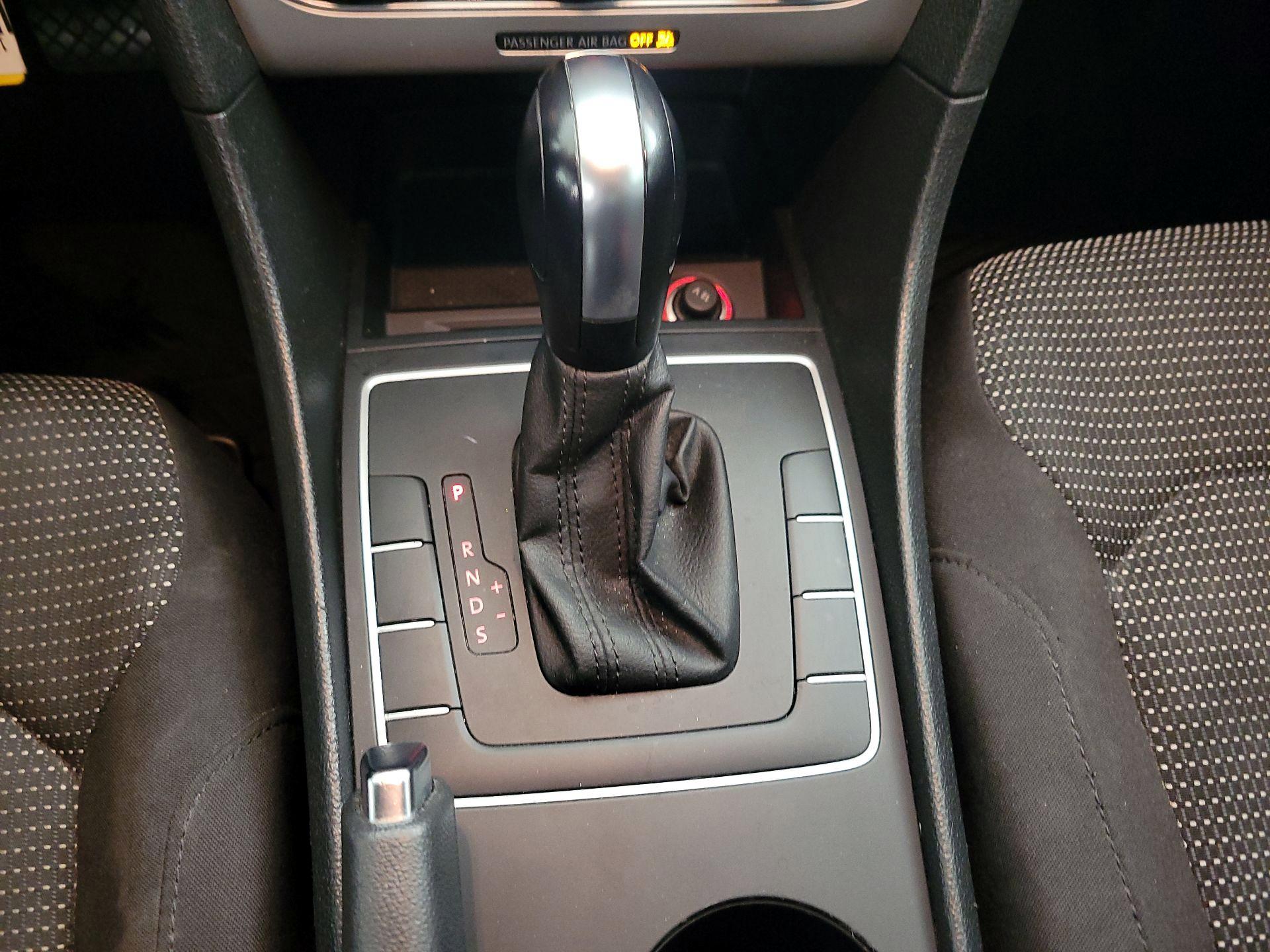 Thumbnail: 2016 Volkswagen Passat - 17