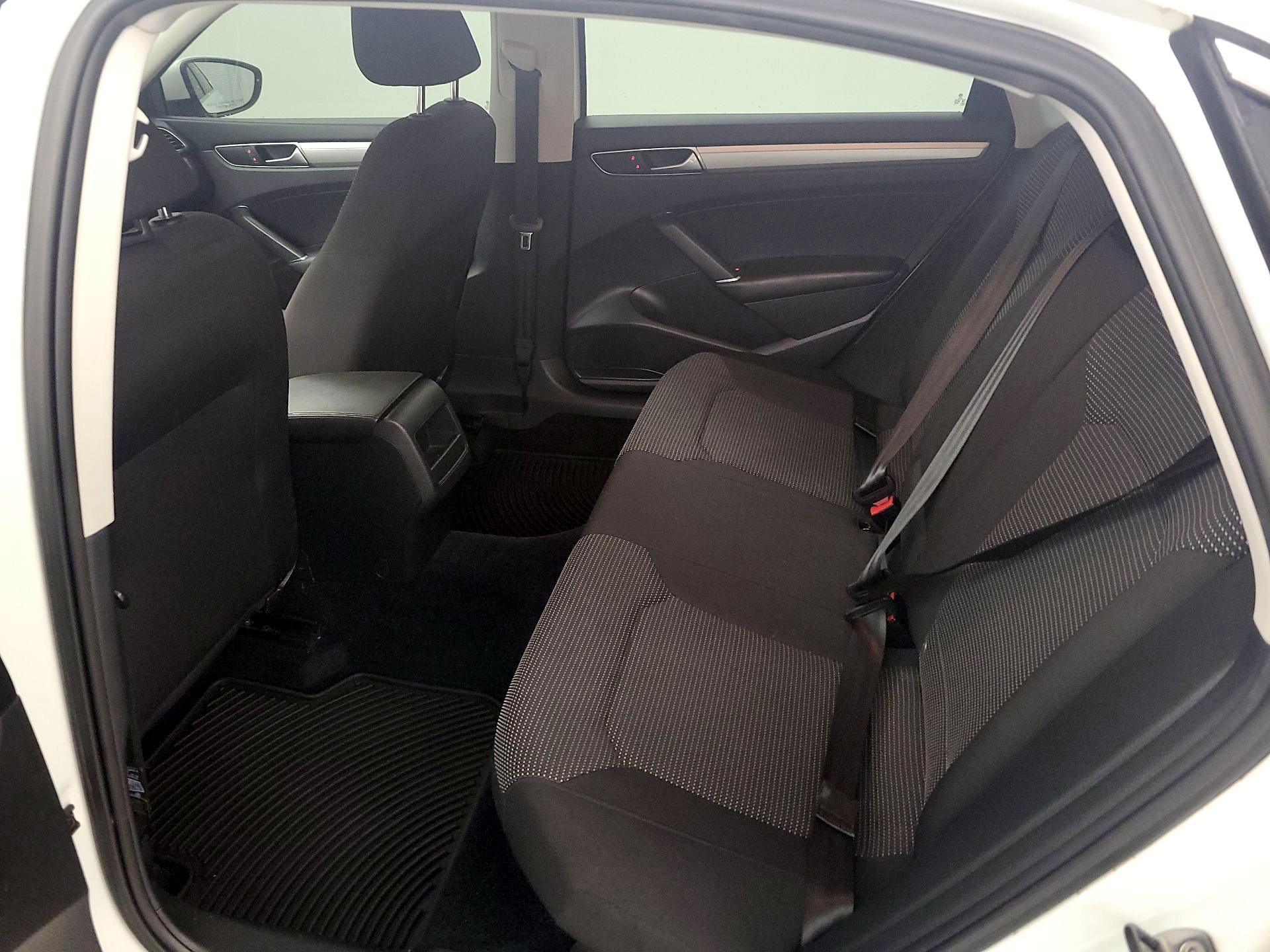 Thumbnail: 2016 Volkswagen Passat - 19