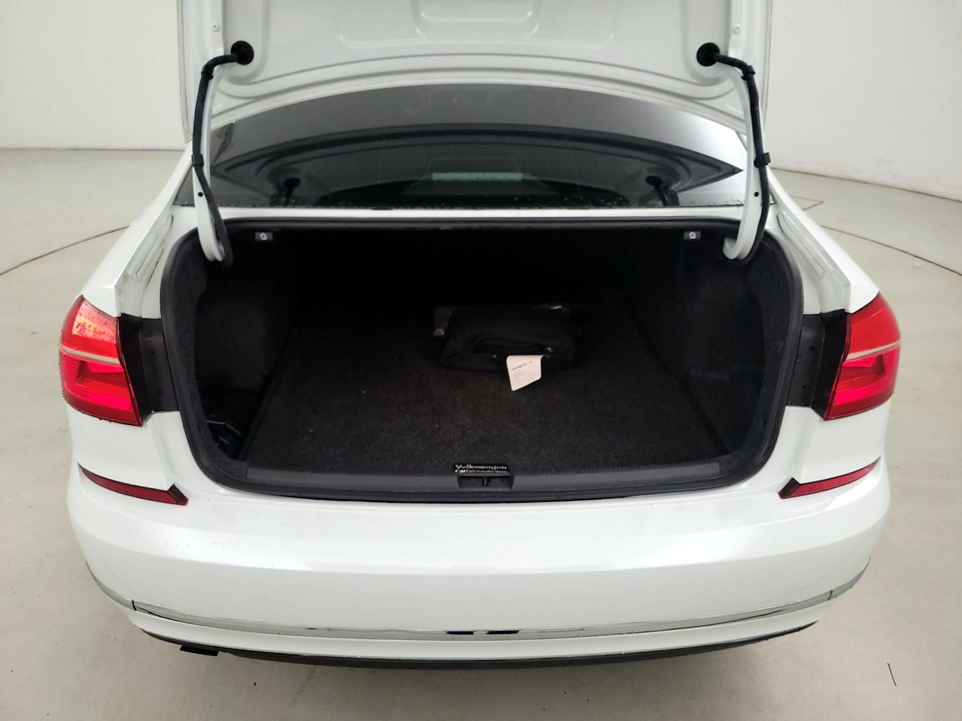 Thumbnail: 2016 Volkswagen Passat - 20