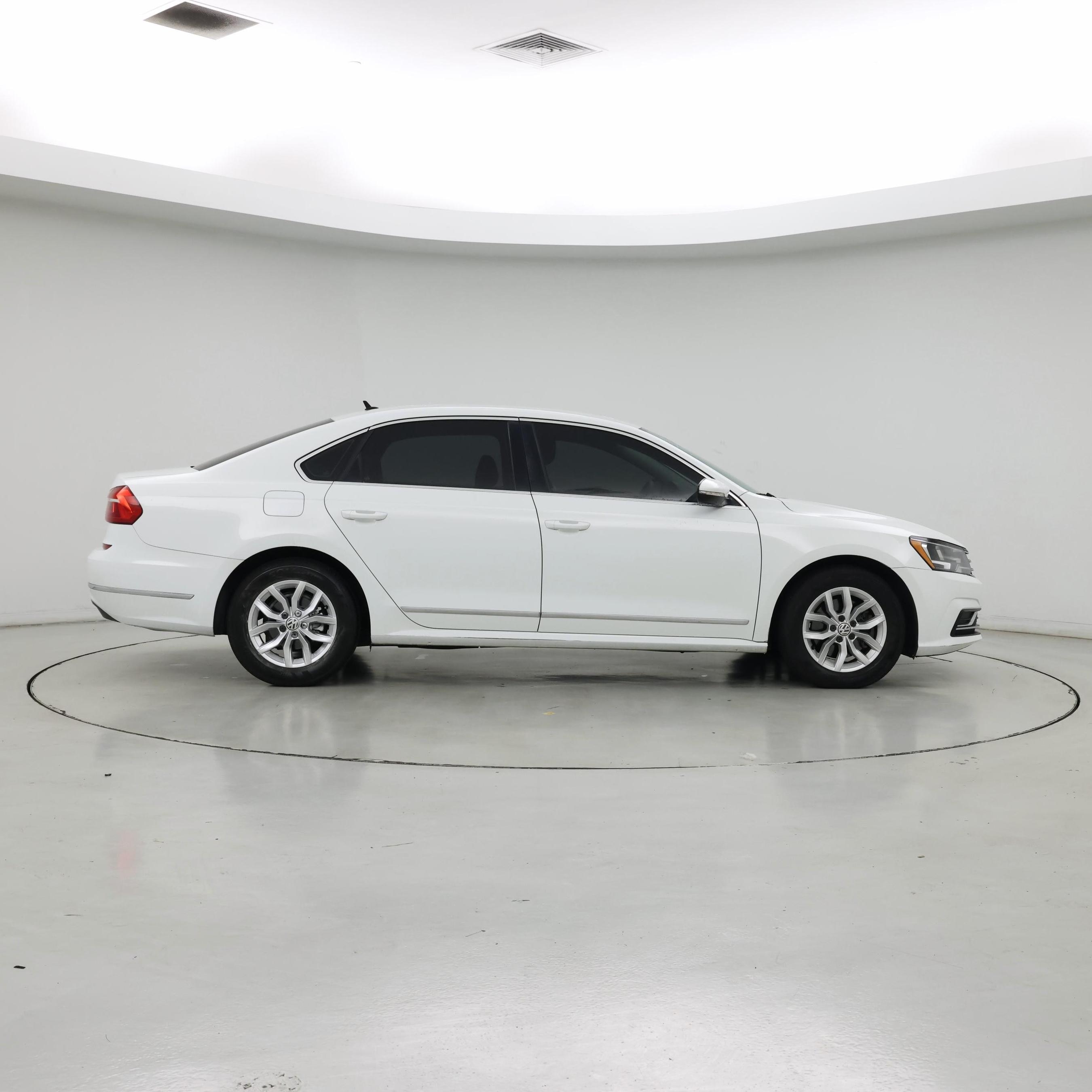 Thumbnail: 2016 Volkswagen Passat - 7