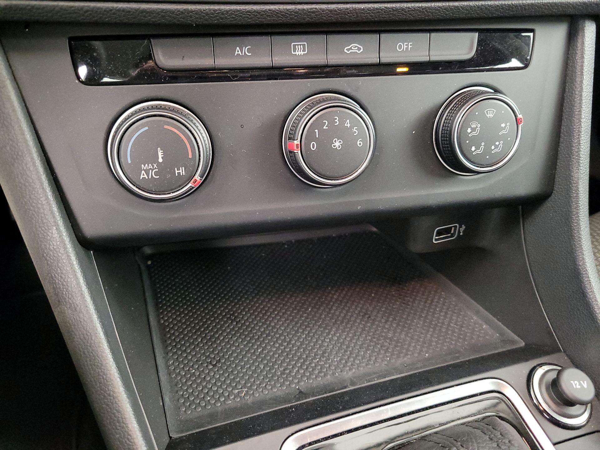 Thumbnail: 2019 Volkswagen Jetta - 14