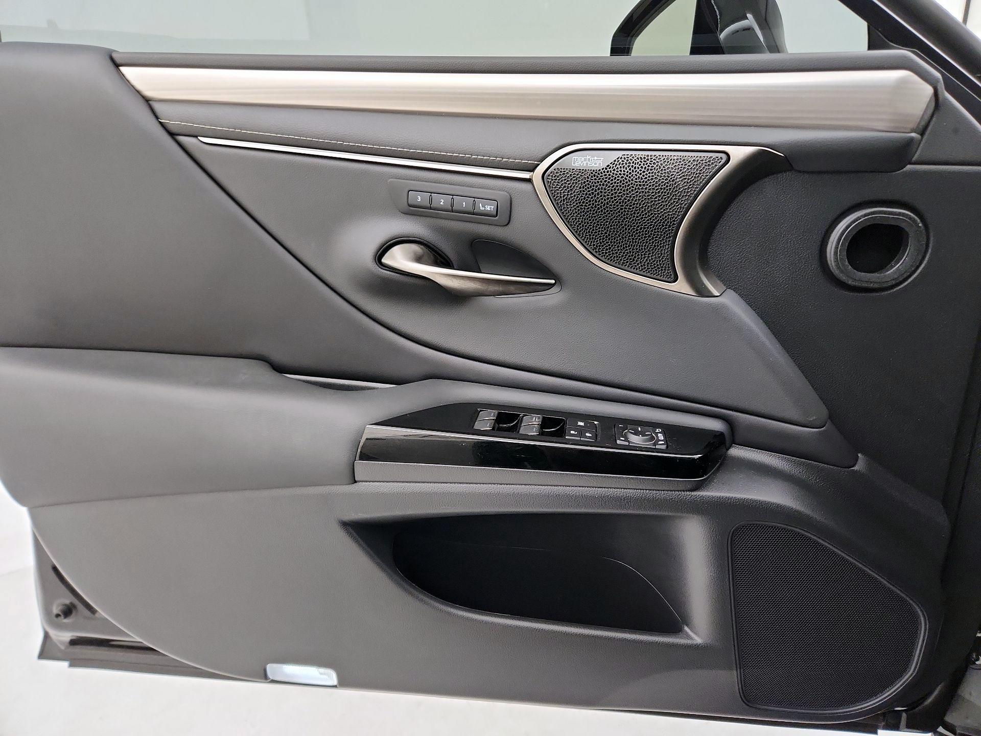 Thumbnail: 2022 Lexus ES - 12