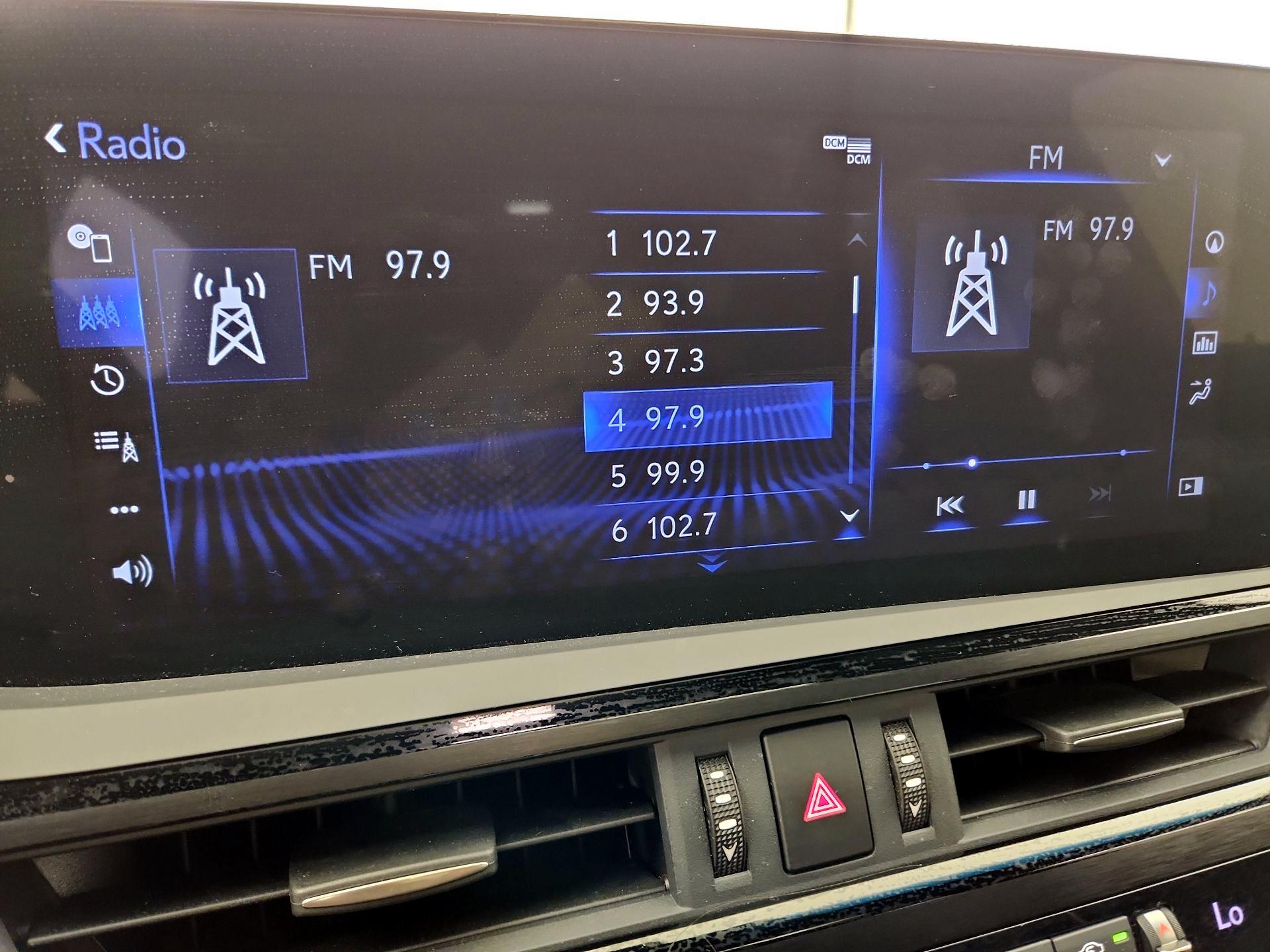 Thumbnail: 2022 Lexus ES - 16