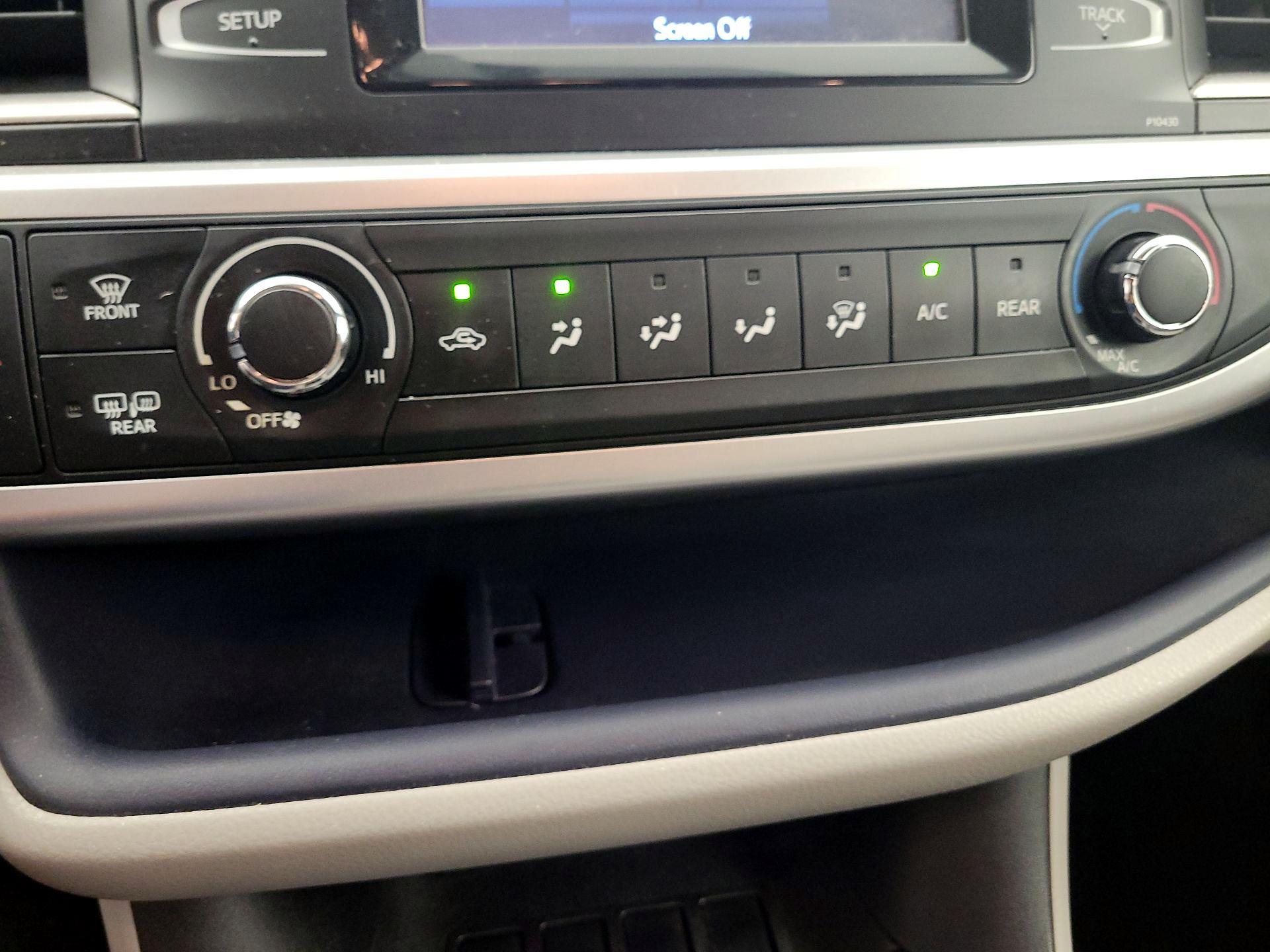 Thumbnail: 2015 Toyota Highlander - 15