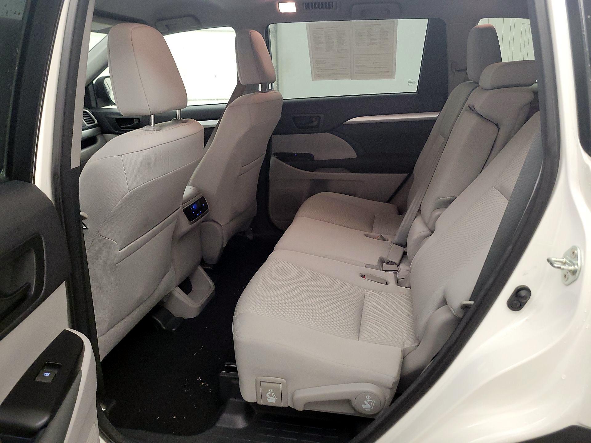 Thumbnail: 2015 Toyota Highlander - 17