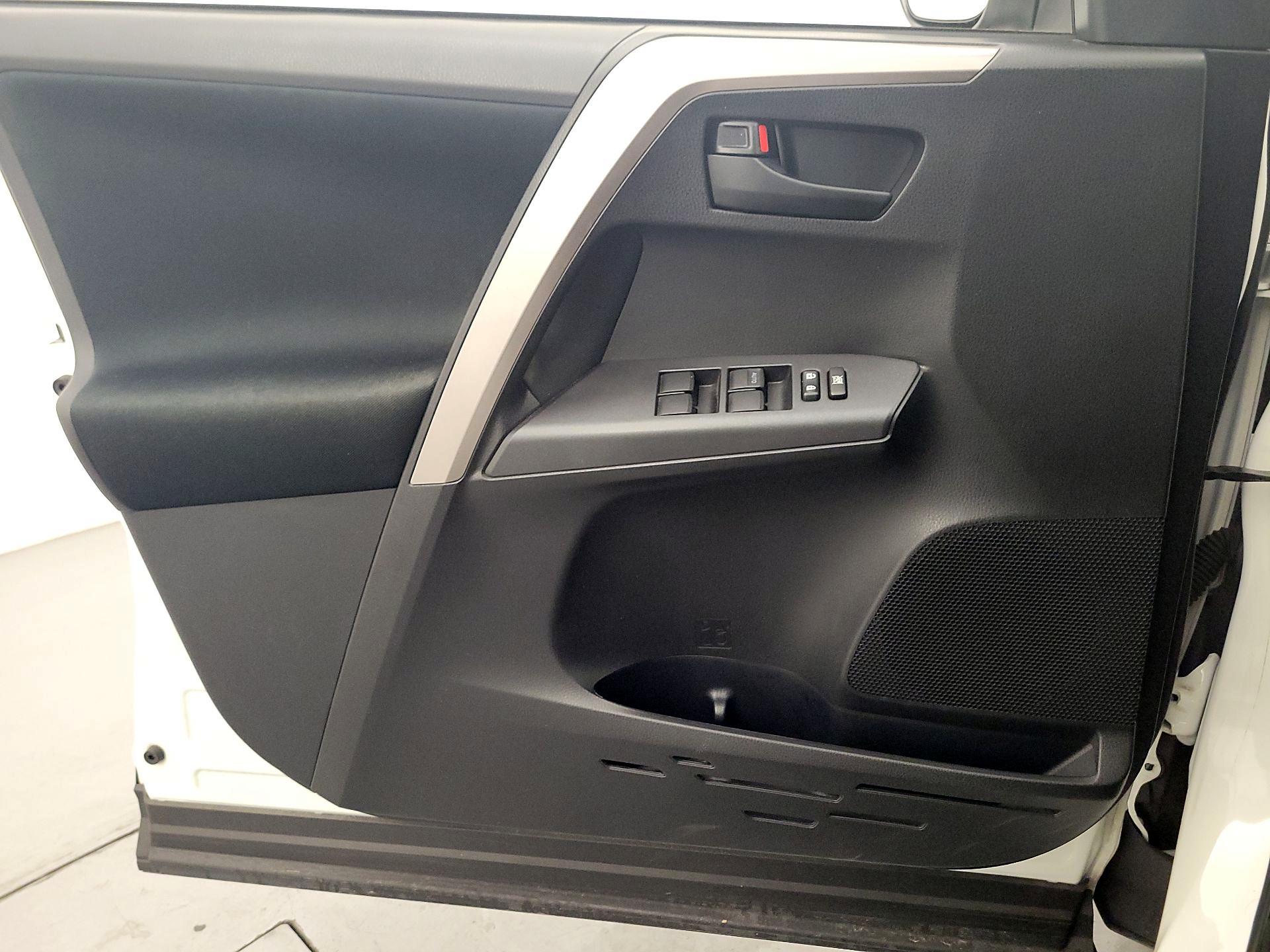 Thumbnail: 2018 Toyota RAV4 - 12