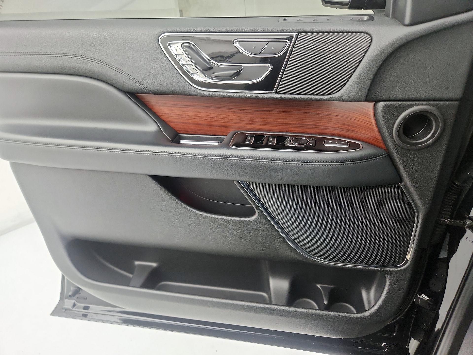 Thumbnail: 2022 Lincoln Navigator L - 12