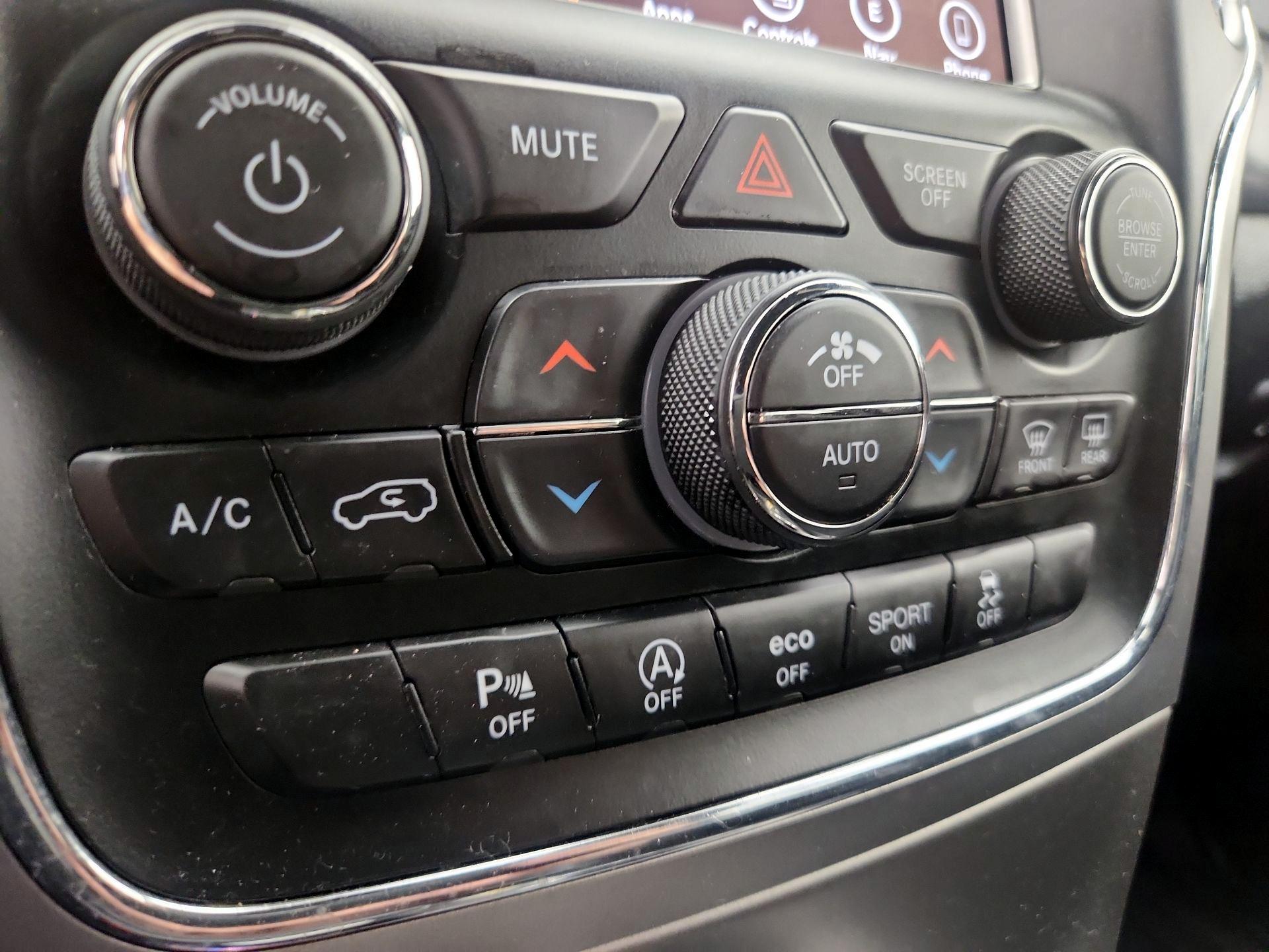 Thumbnail: 2018 Jeep Grand Cherokee - 17