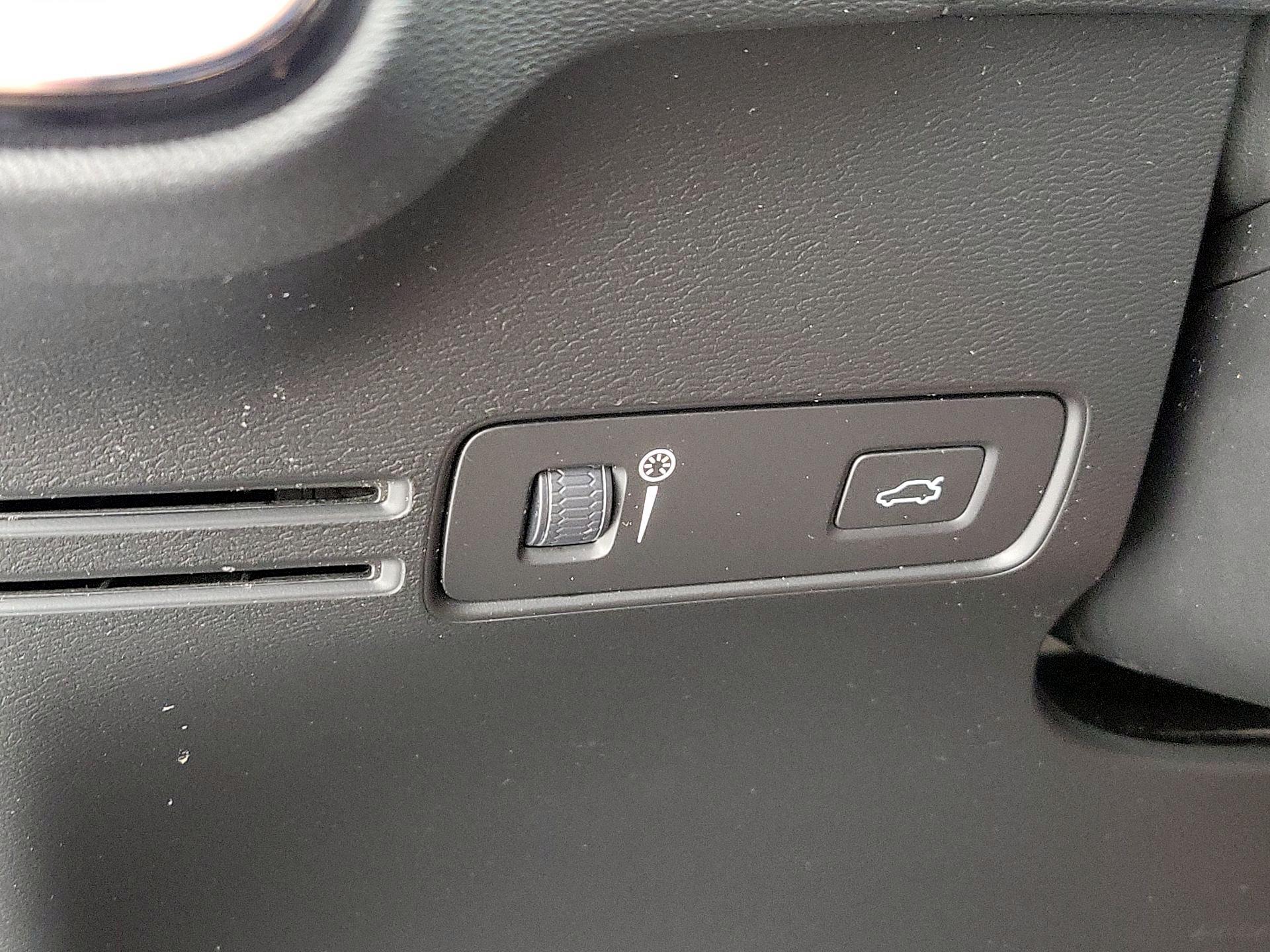 Thumbnail: 2020 Volvo XC40 - 13