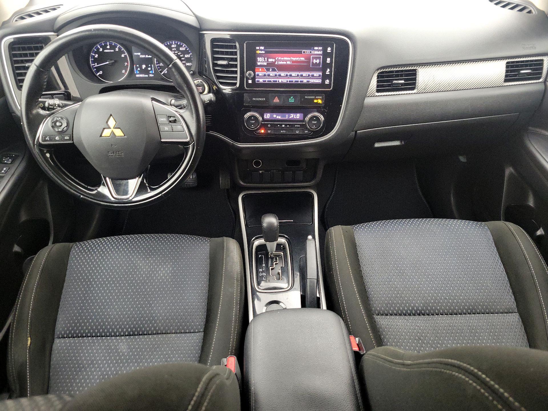 Thumbnail: 2017 Mitsubishi Outlander - 9
