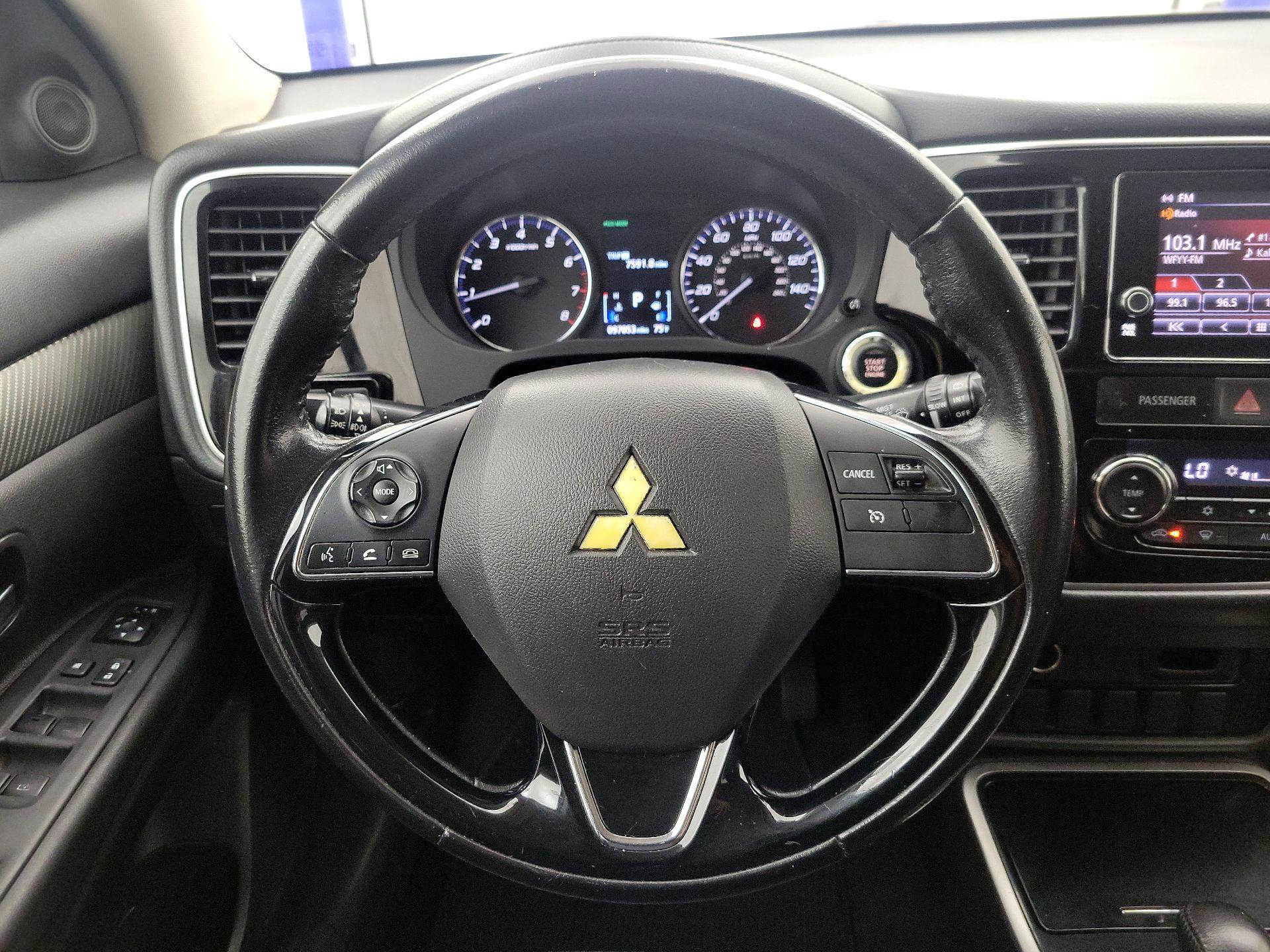 Thumbnail: 2017 Mitsubishi Outlander - 10