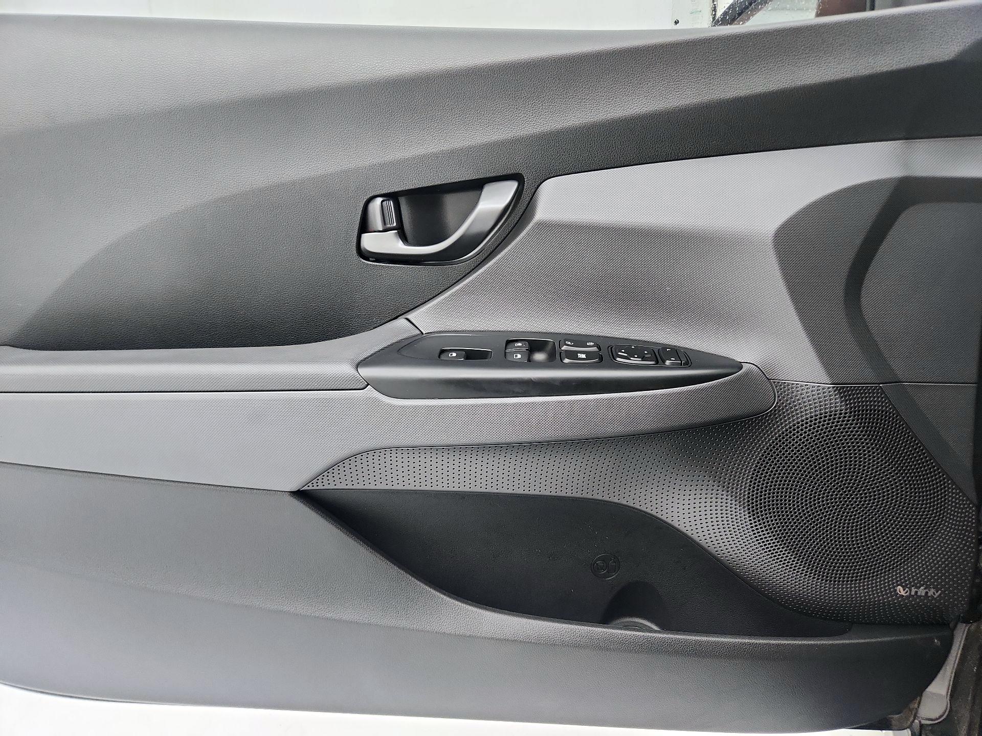 Thumbnail: 2019 Hyundai Veloster - 12