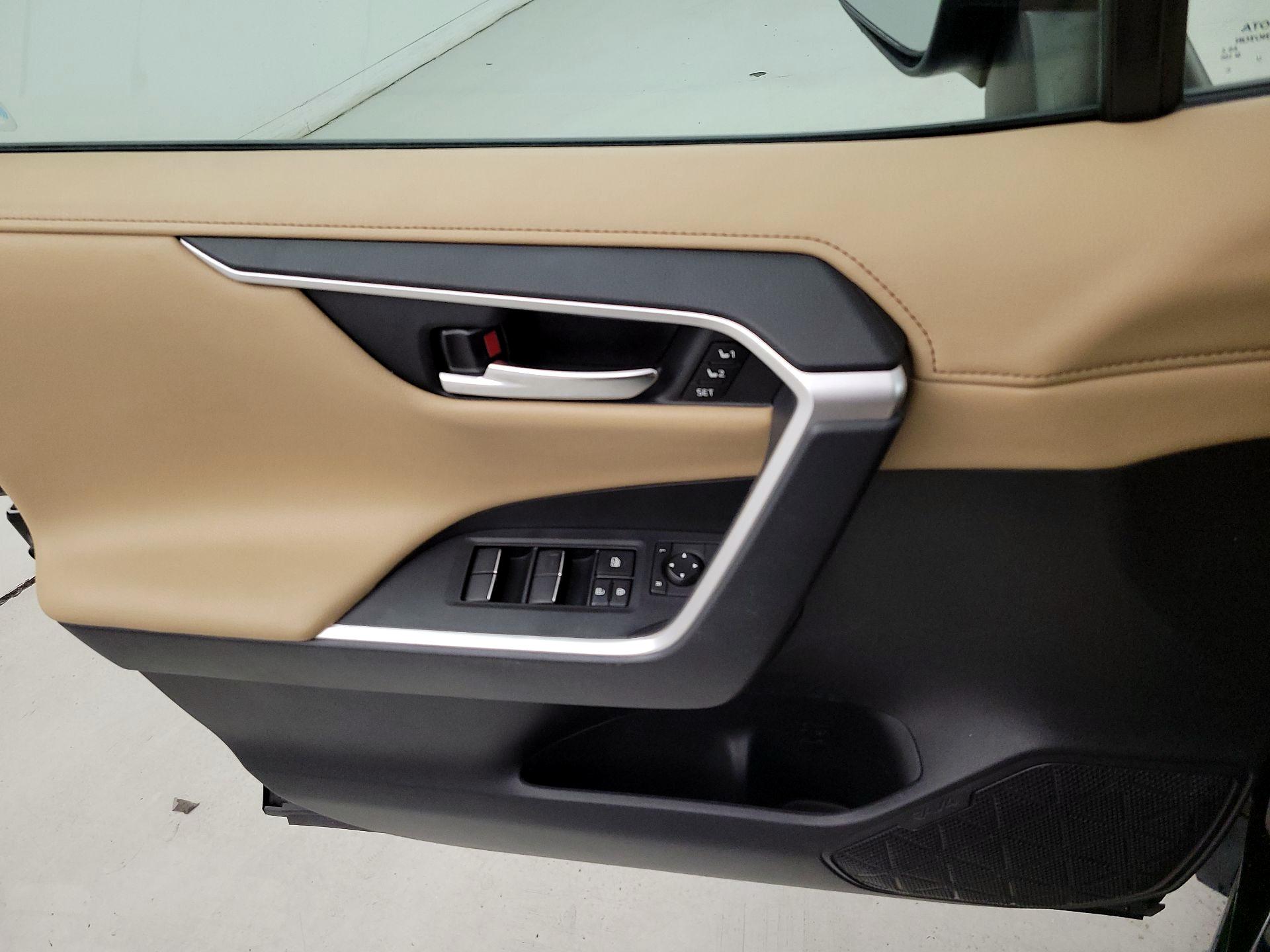 Thumbnail: 2019 Toyota RAV4 - 12