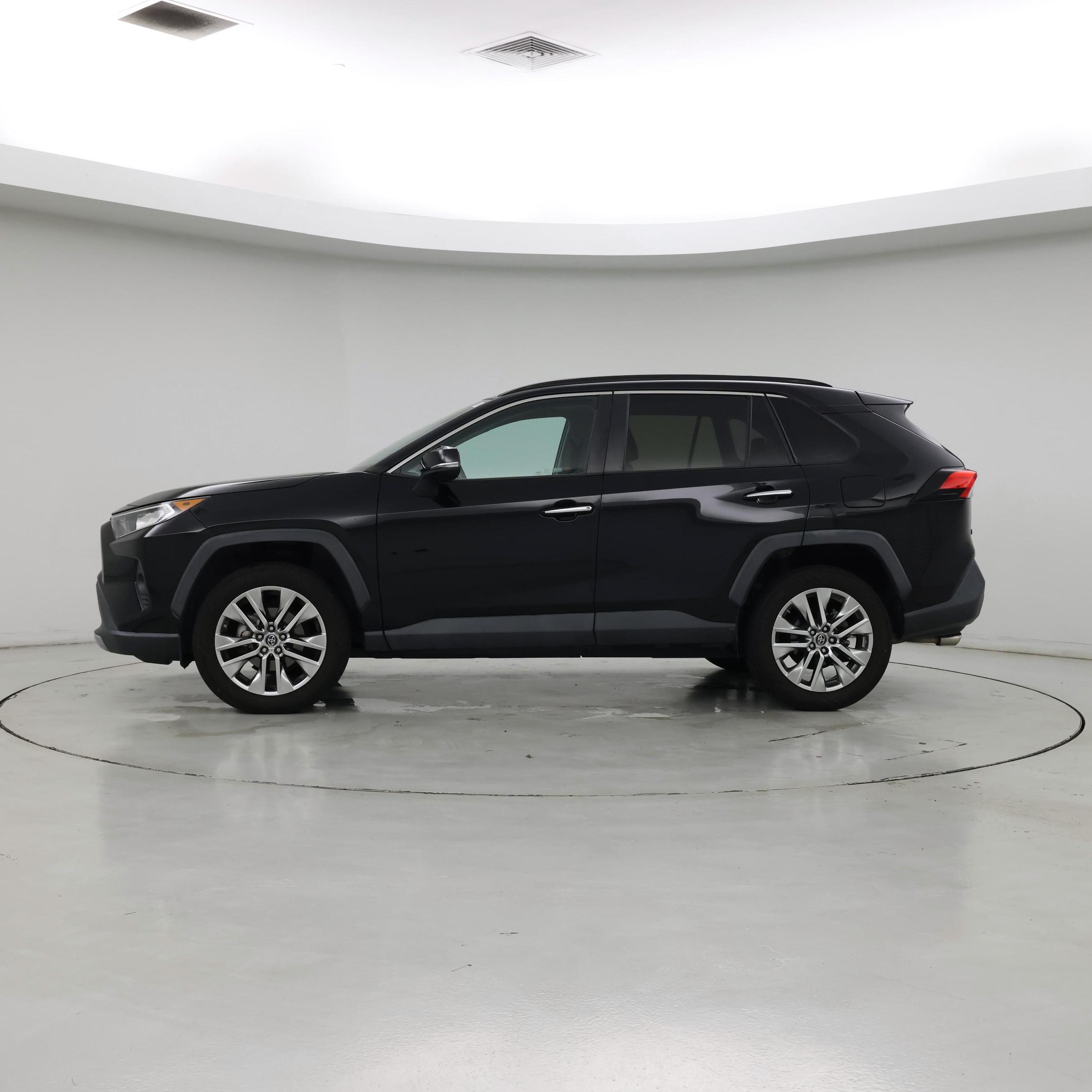 Thumbnail: 2019 Toyota RAV4 - 3